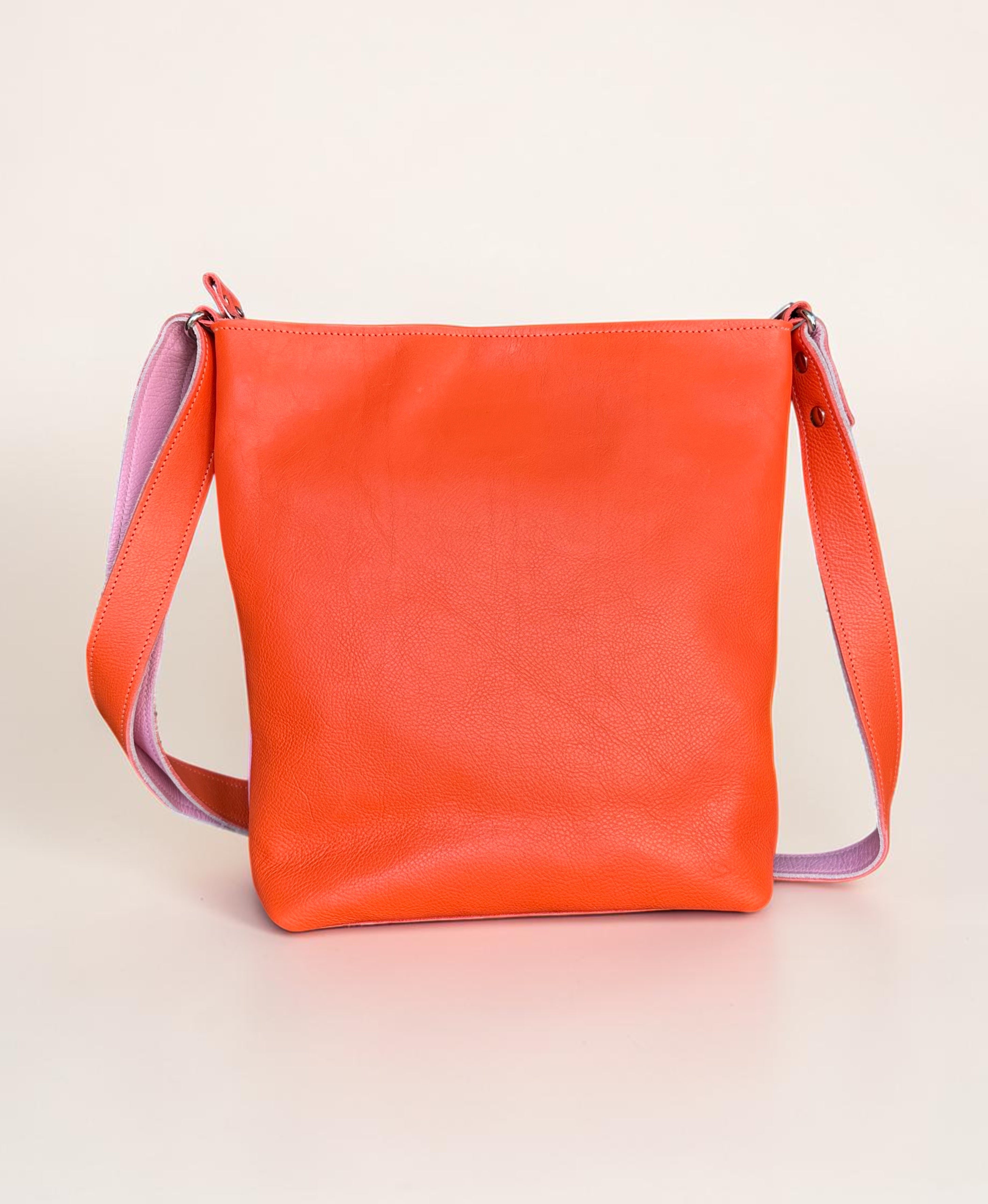 Handgemaakte leren schoudertas in oranje en roze van LOT tassen
