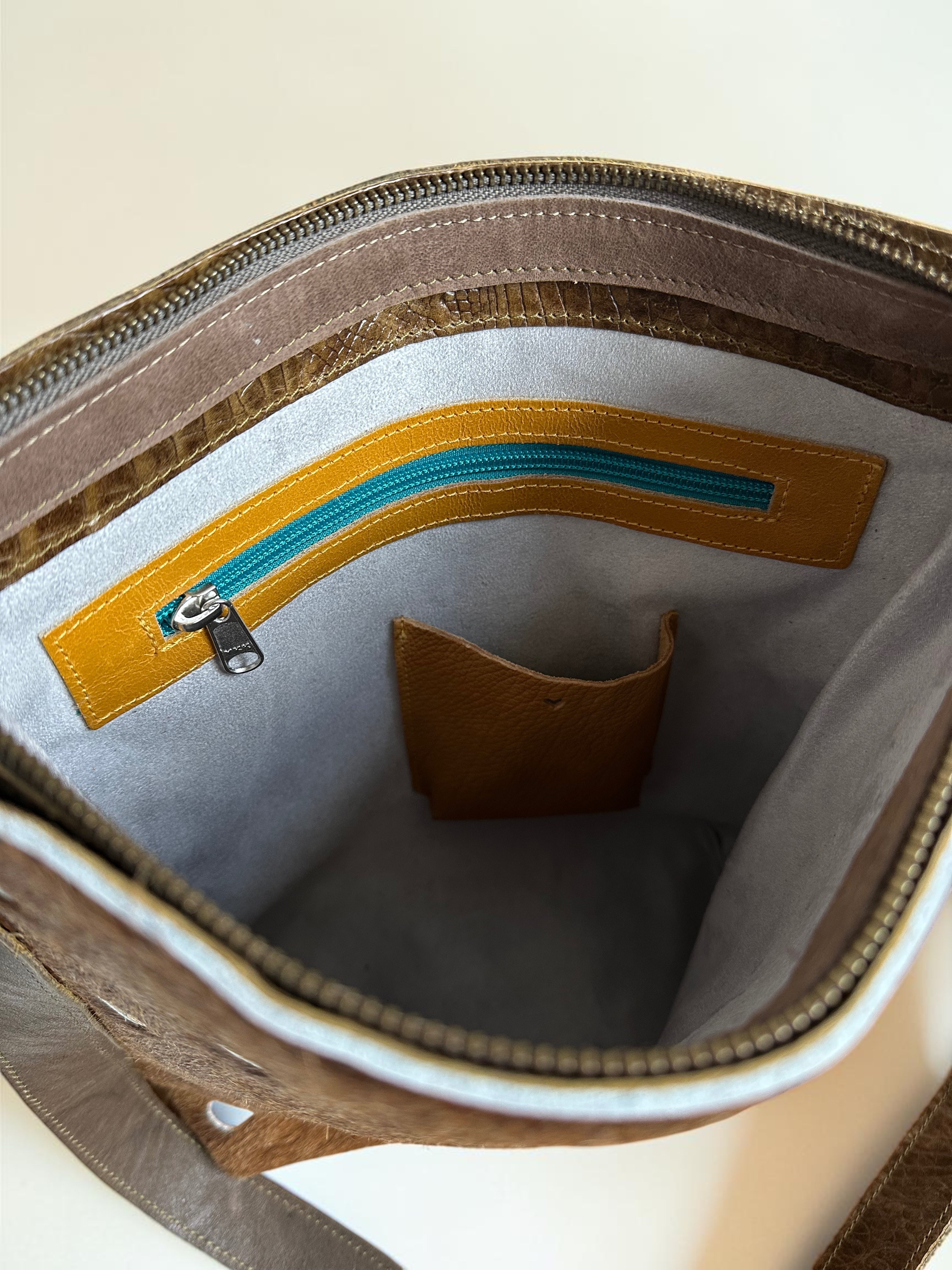 Handgemaakte leren schoudertas in taupe met gekleurde studs van LOT tassen
