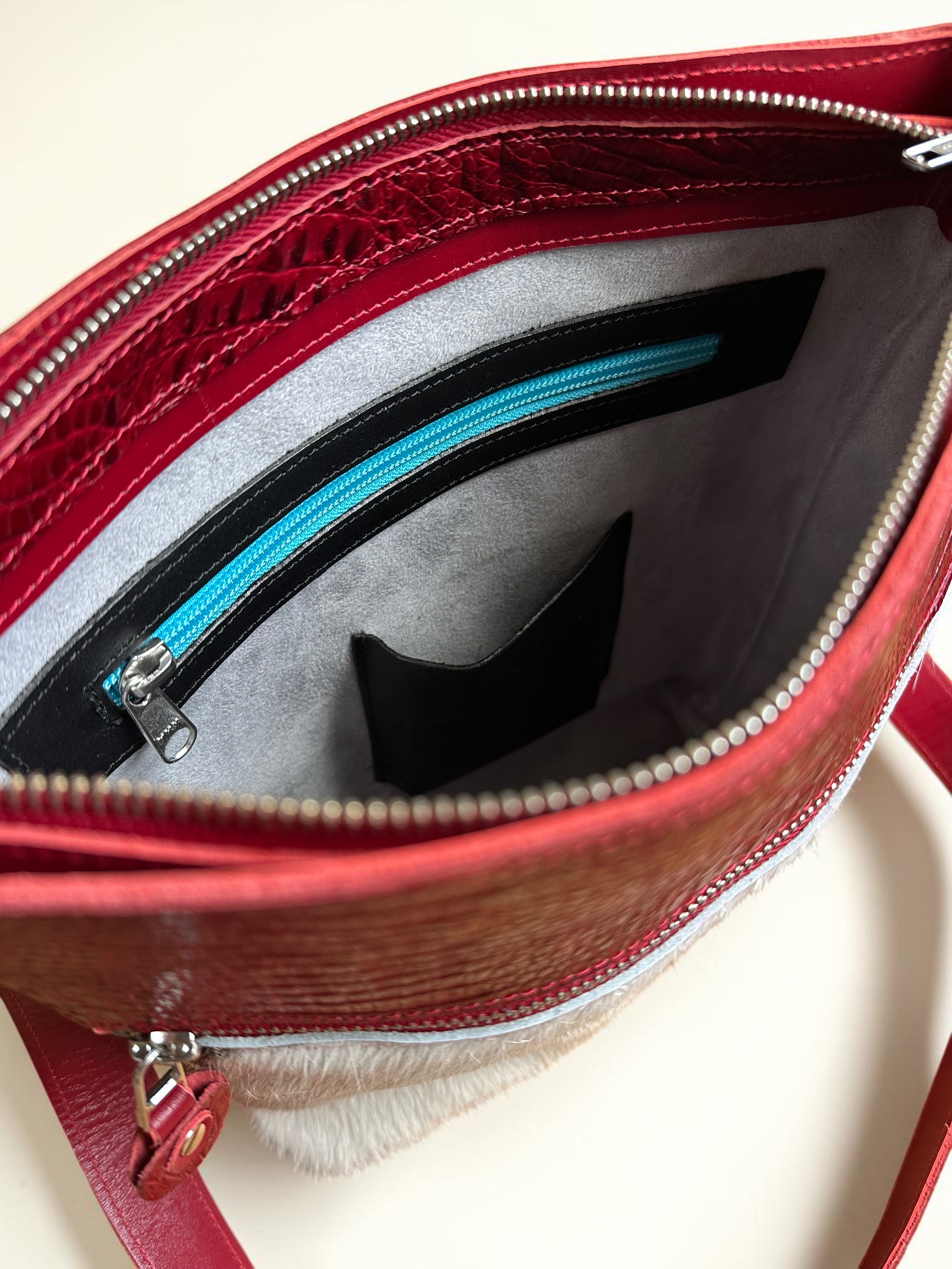 Handgemaakte leren schoudertas in wit en bordeauxrood van LOT tassen
