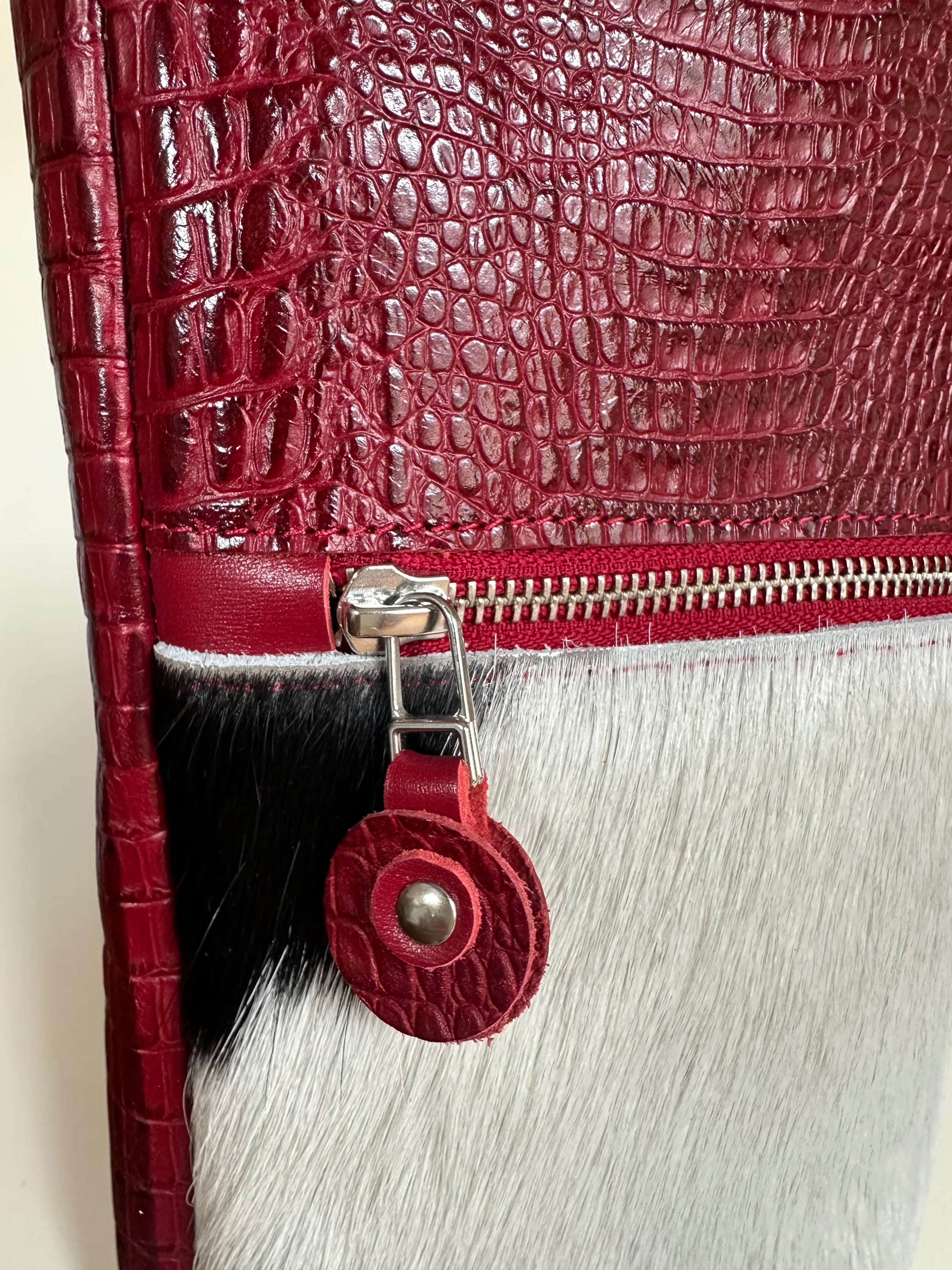 Handgemaakte leren schoudertas in wit en bordeauxrood van LOT tassen
