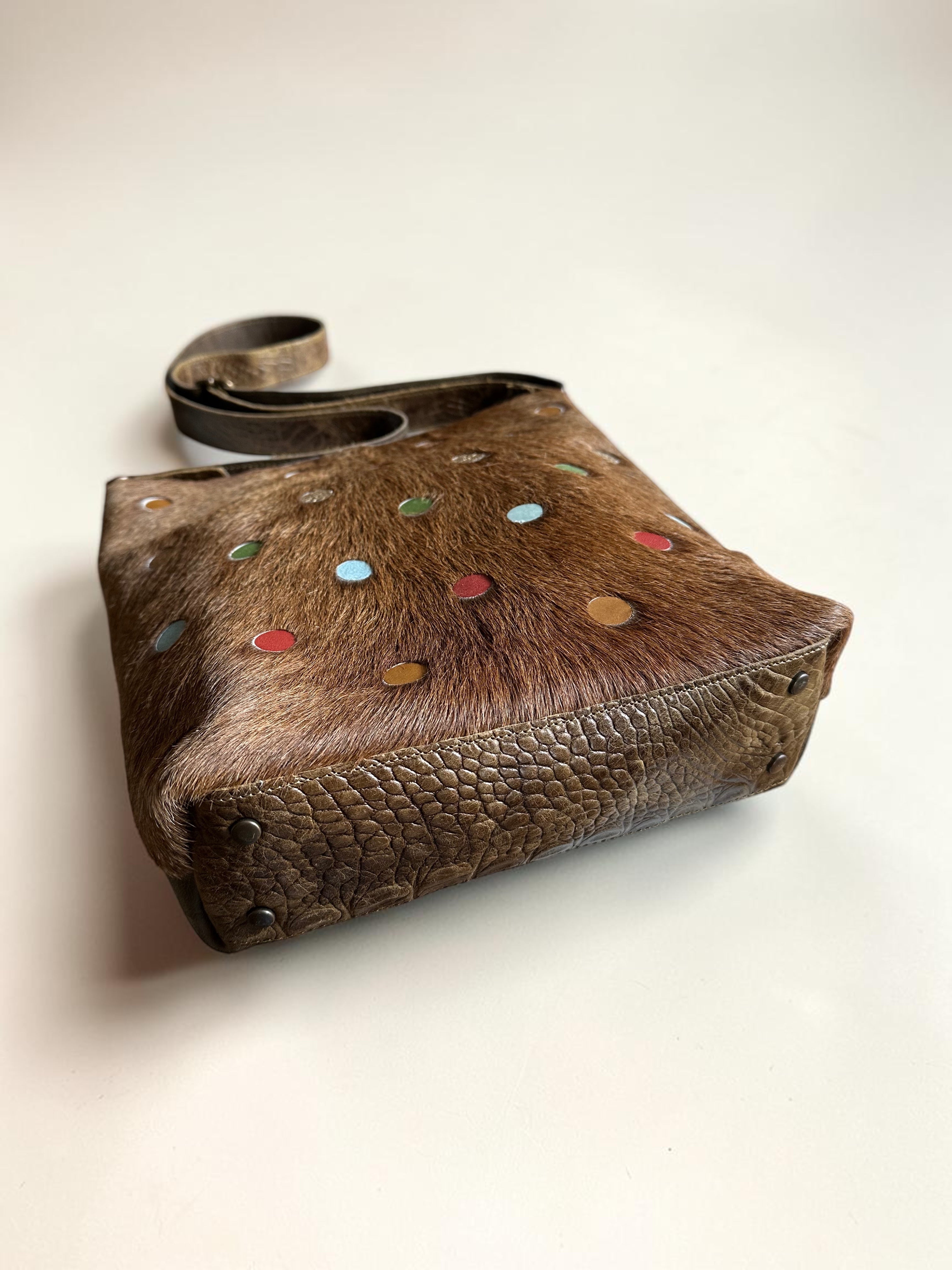 Handgemaakte leren schoudertas in taupe met gekleurde studs van LOT tassen
