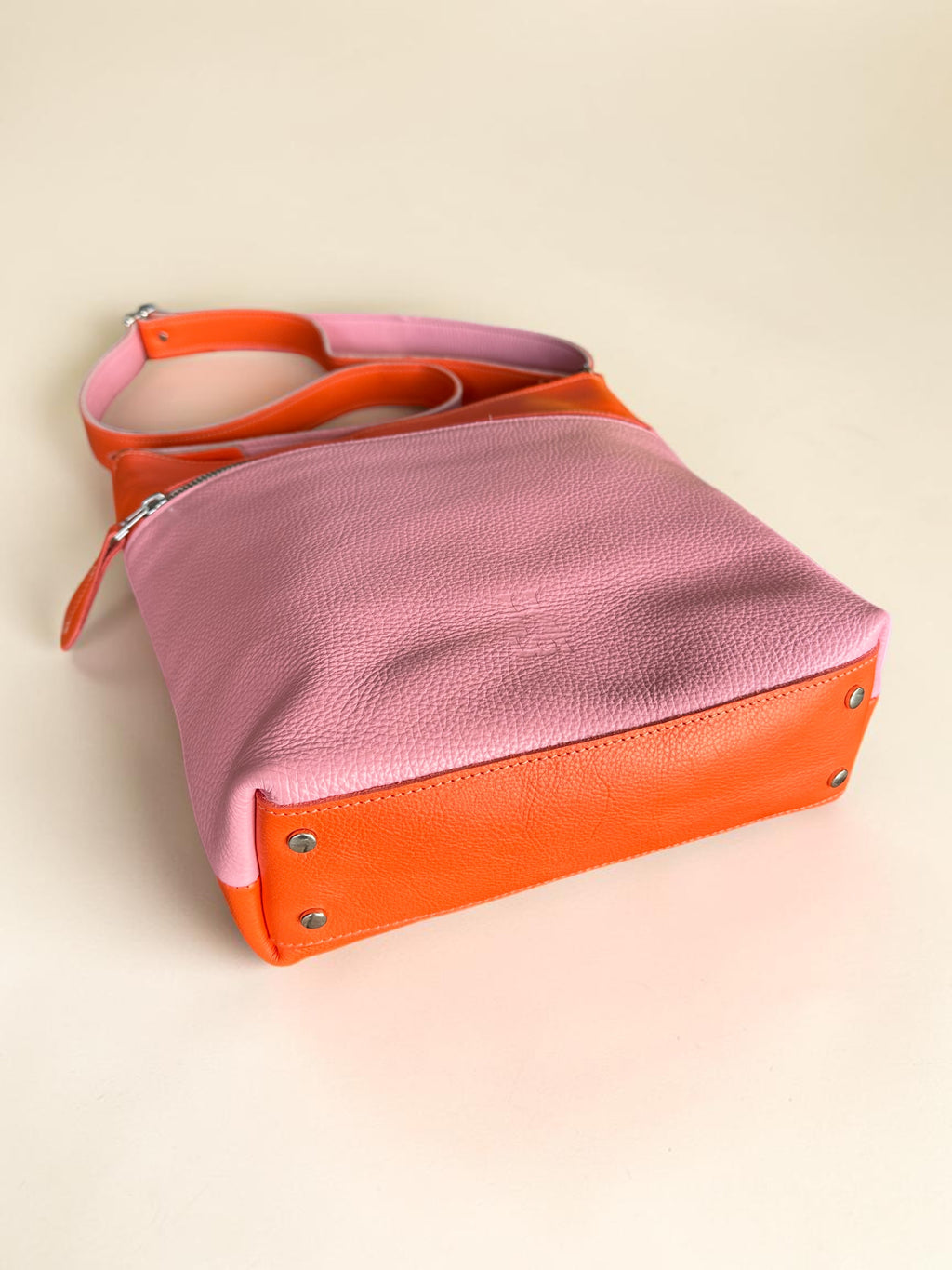 Handgemaakte leren schoudertas in oranje en roze van LOT tassen

