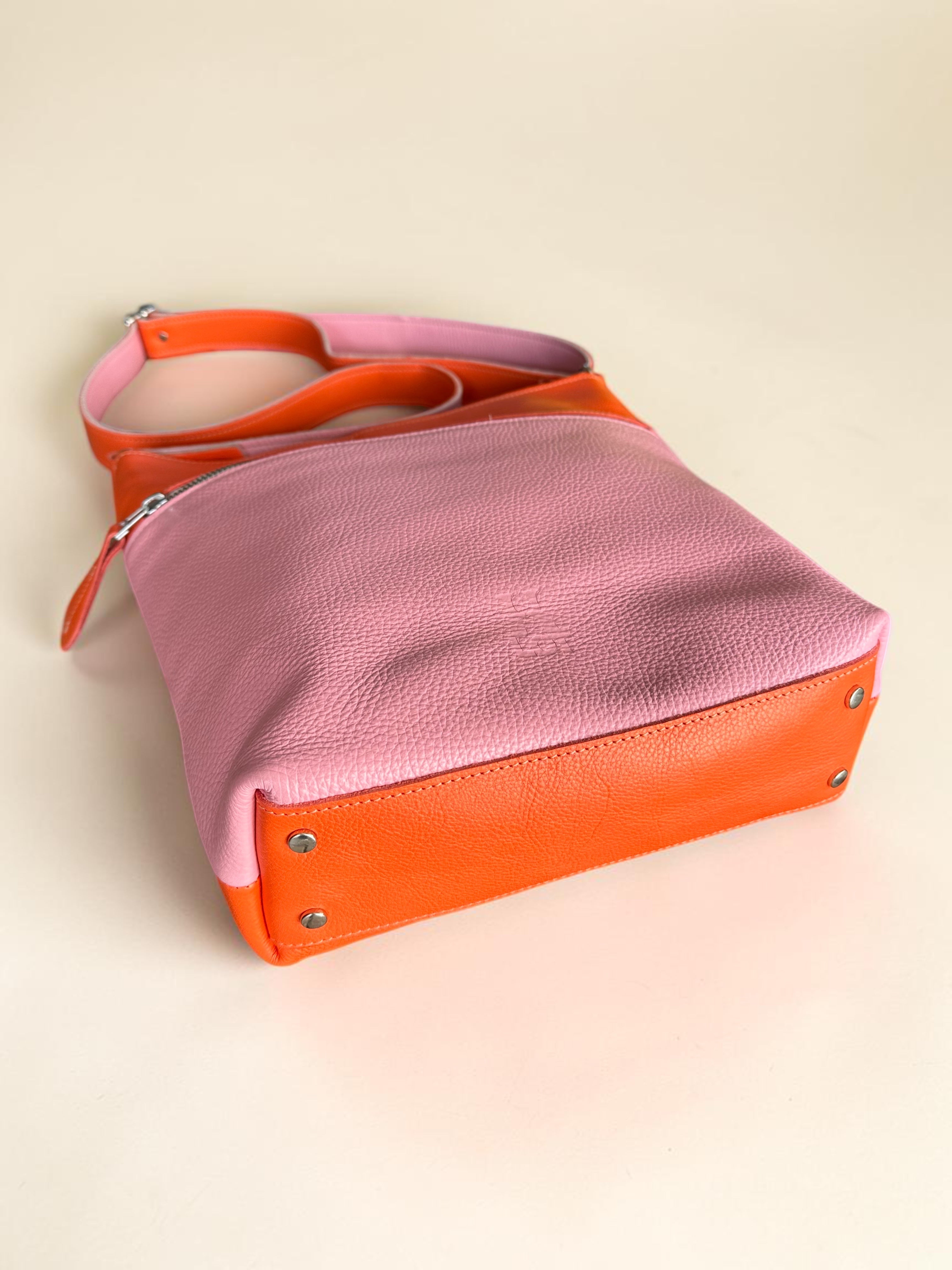 Handgemaakte leren schoudertas in oranje en roze van LOT tassen

