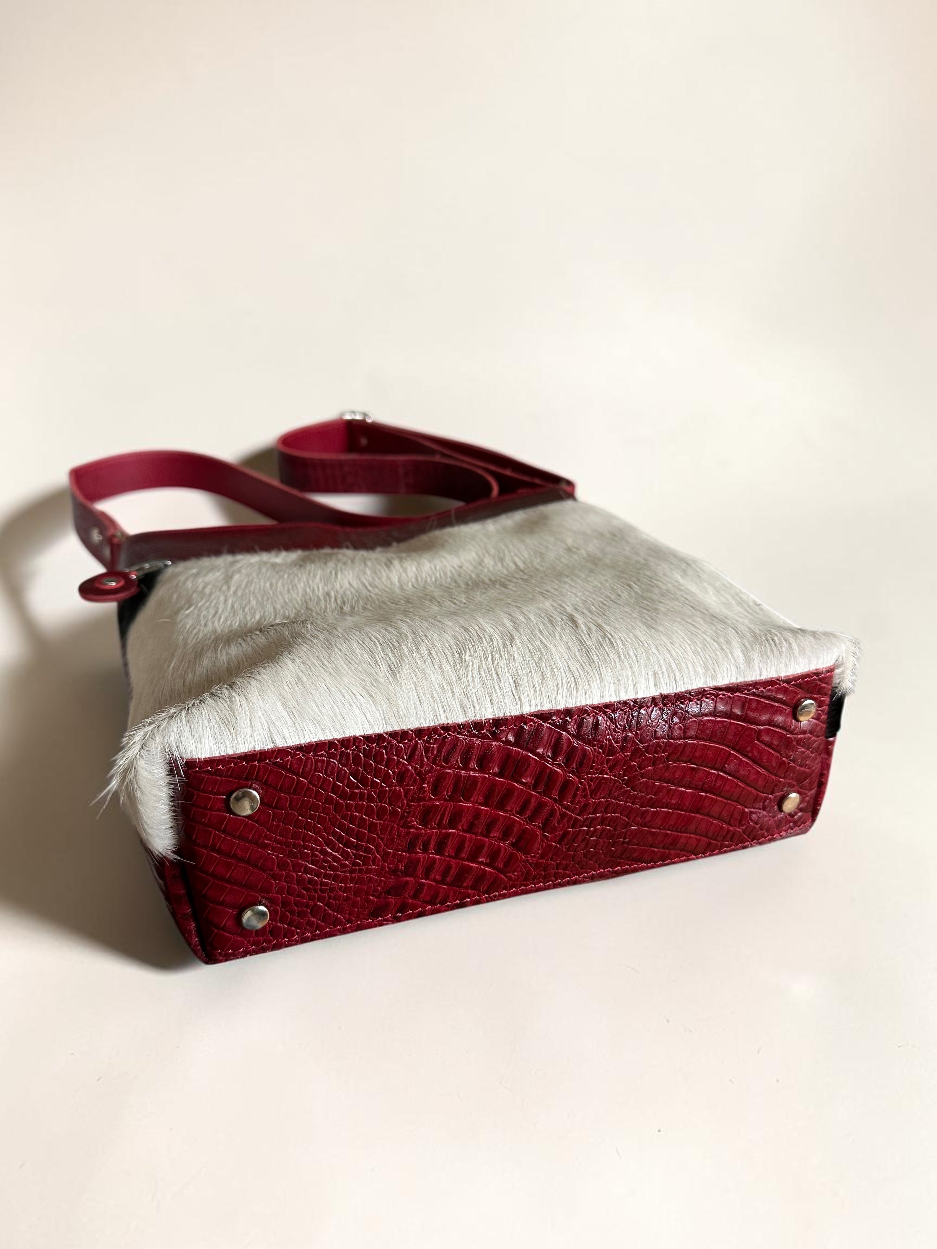 Handgemaakte leren schoudertas in wit en bordeauxrood van LOT tassen
