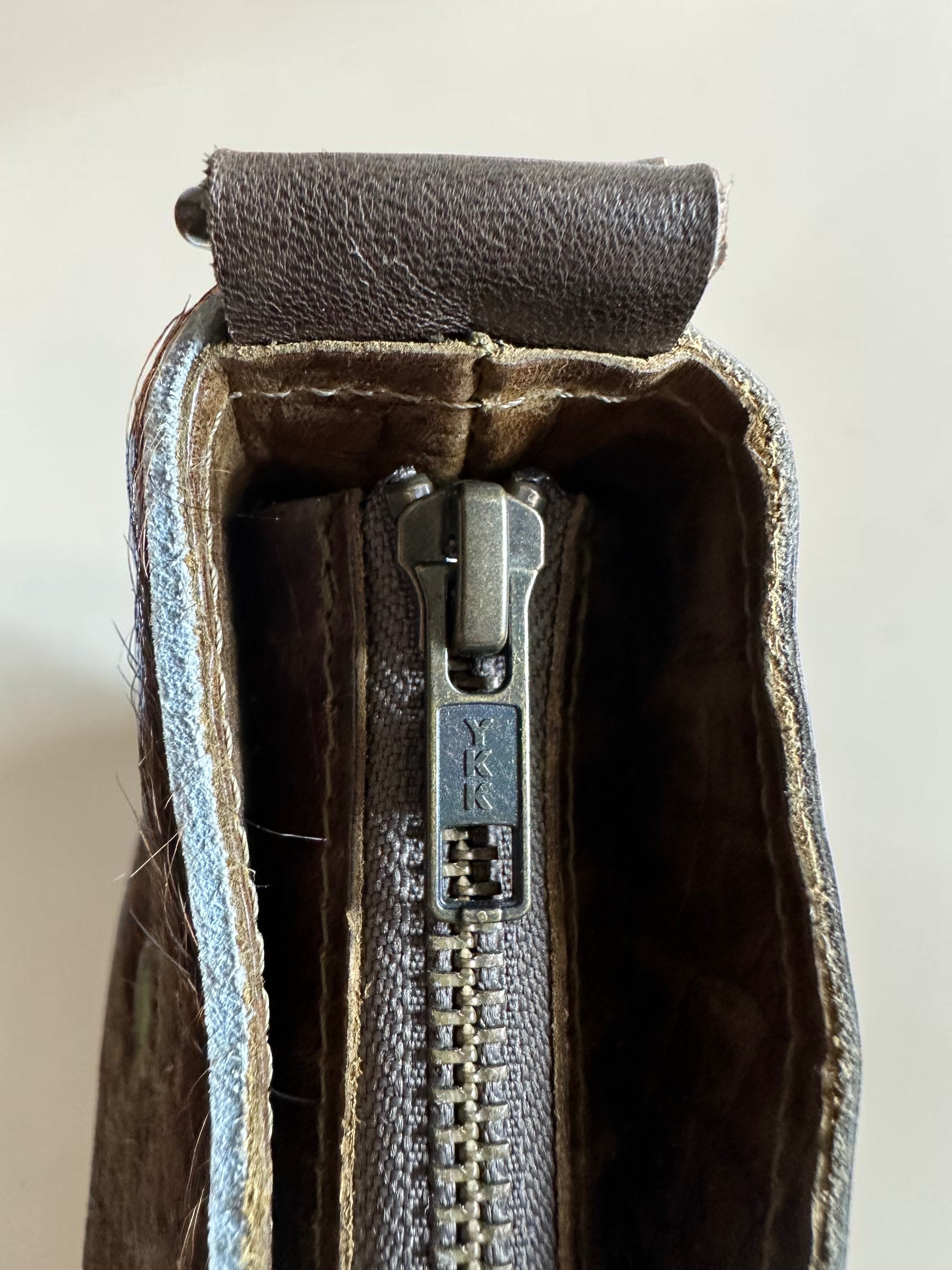 Handgemaakte leren schoudertas in taupe met gekleurde studs van LOT tassen
