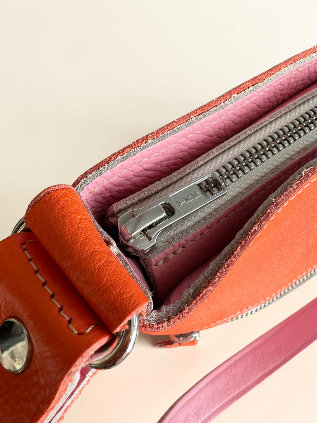 Handgemaakte leren schoudertas in oranje en roze van LOT tassen
