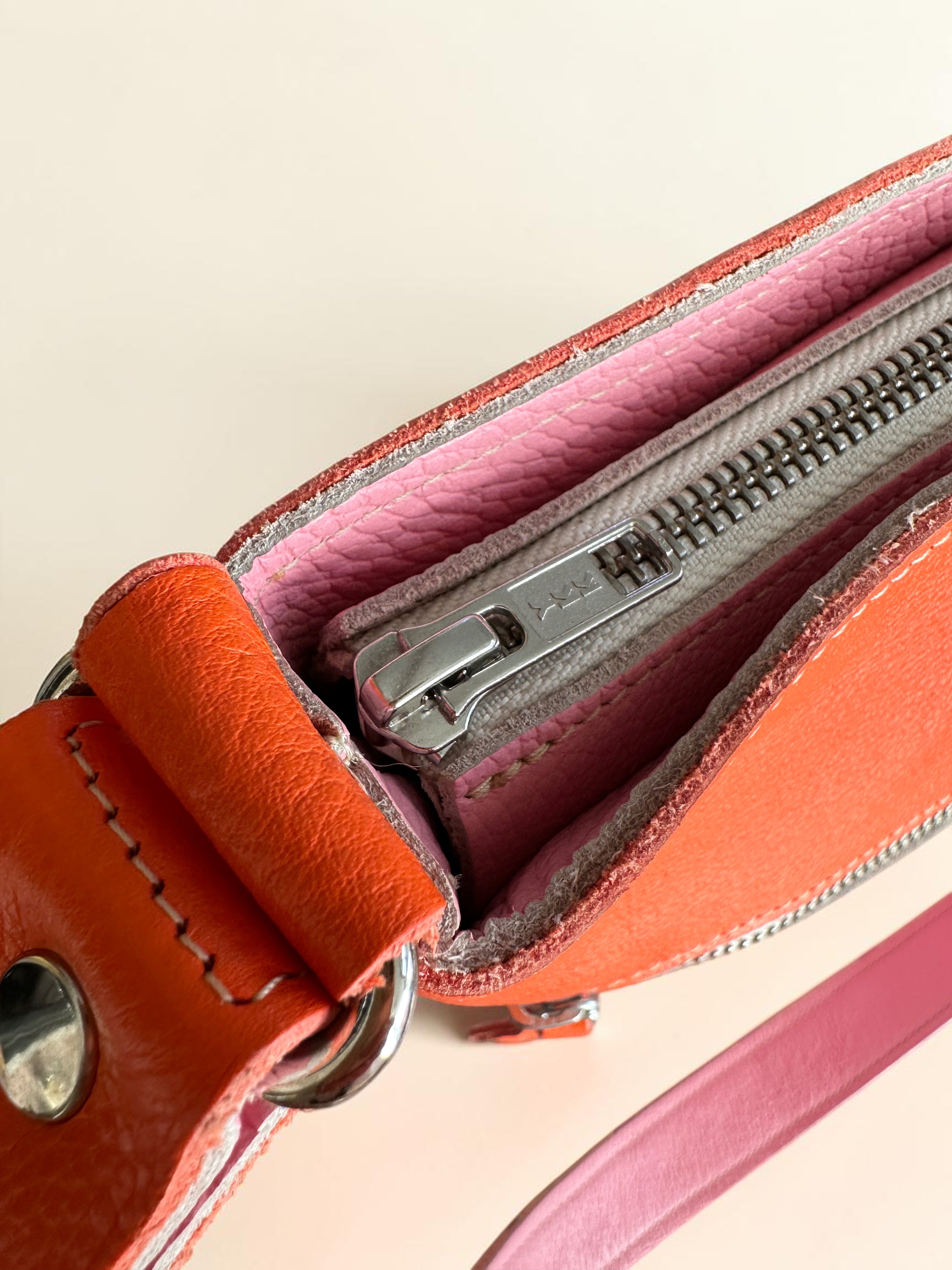 Handgemaakte leren schoudertas in oranje en roze van LOT tassen
