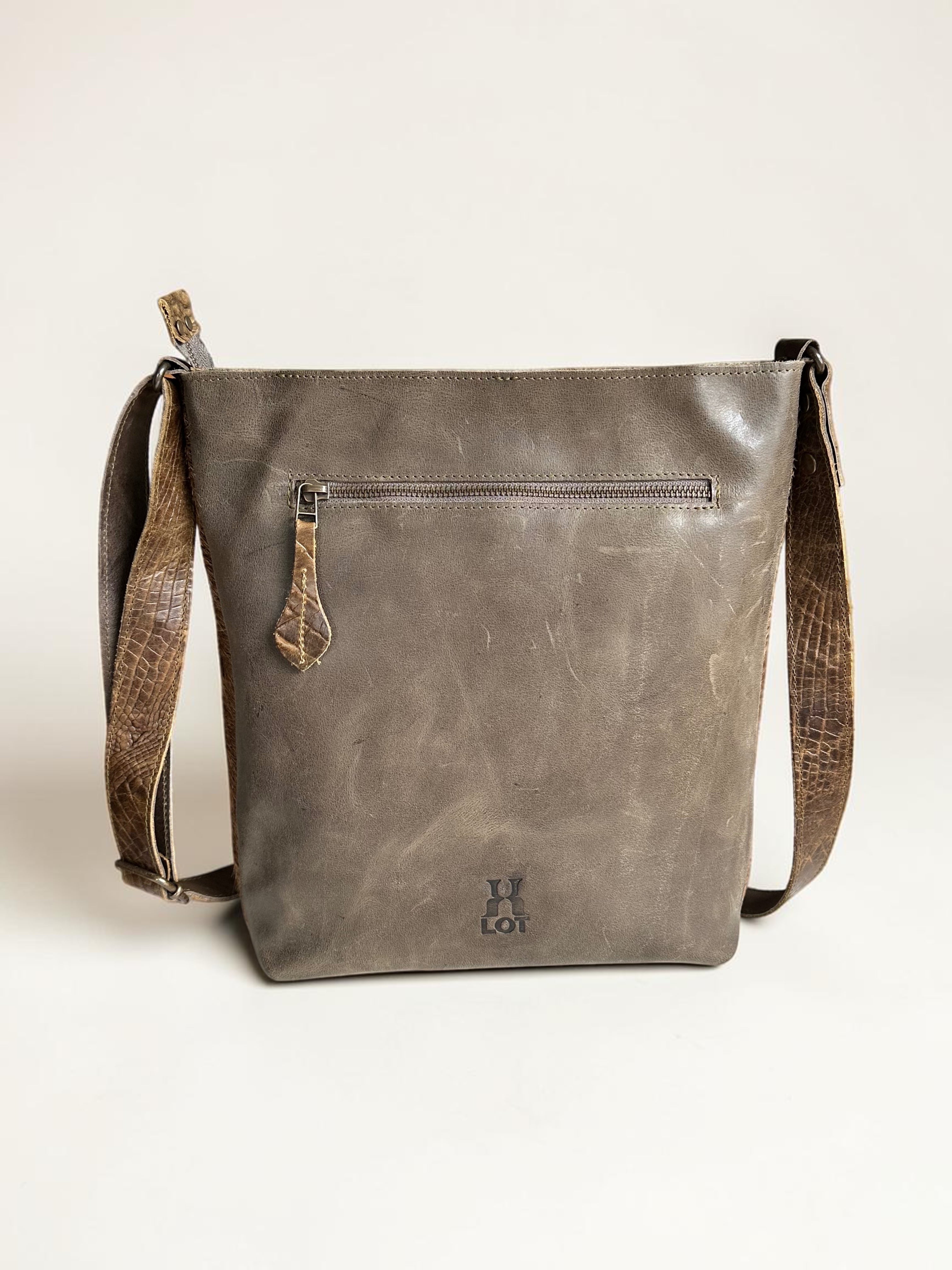 Handgemaakte leren schoudertas in taupe met gekleurde studs van LOT tassen
