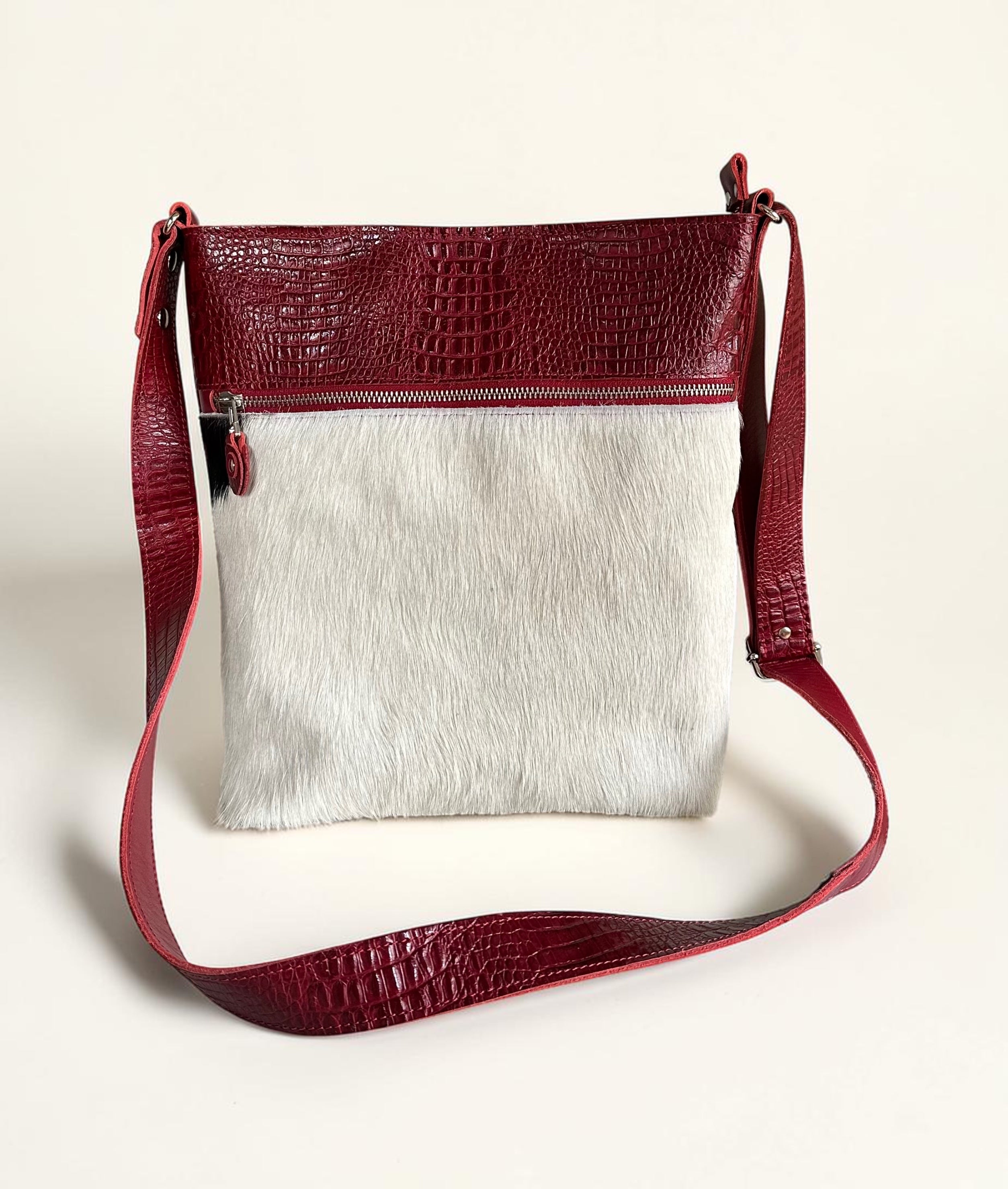 Handgemaakte leren schoudertas in wit en bordeauxrood van LOT tassen
