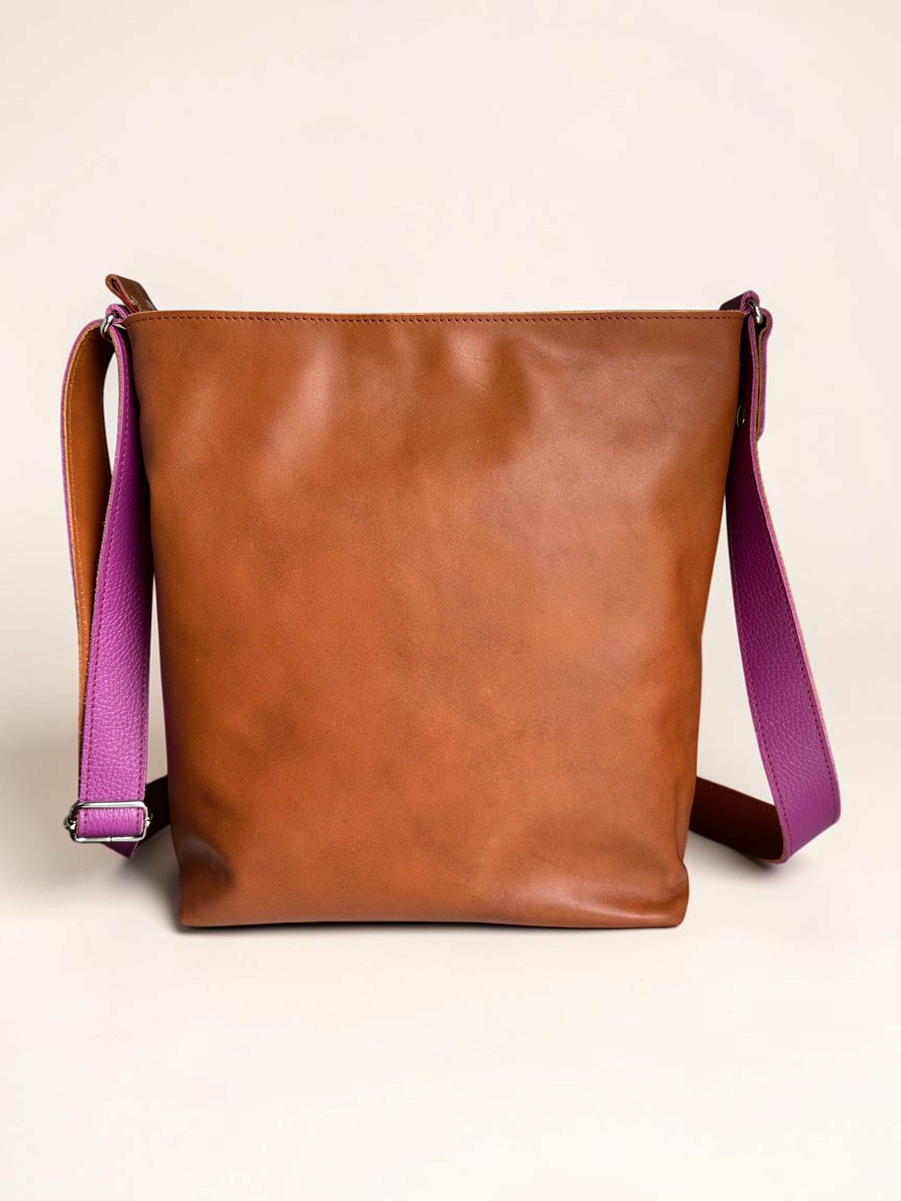 Handgemaakte leren schoudertas in paars en cognac van LOT tassen
