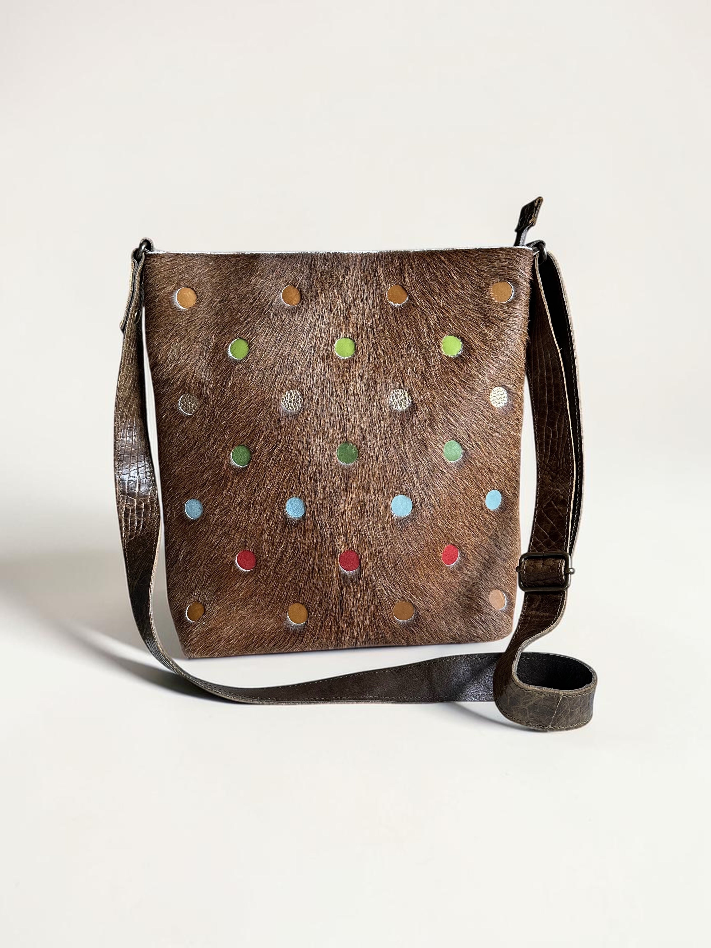 Handgemaakte leren schoudertas in taupe met gekleurde studs van LOT tassen
