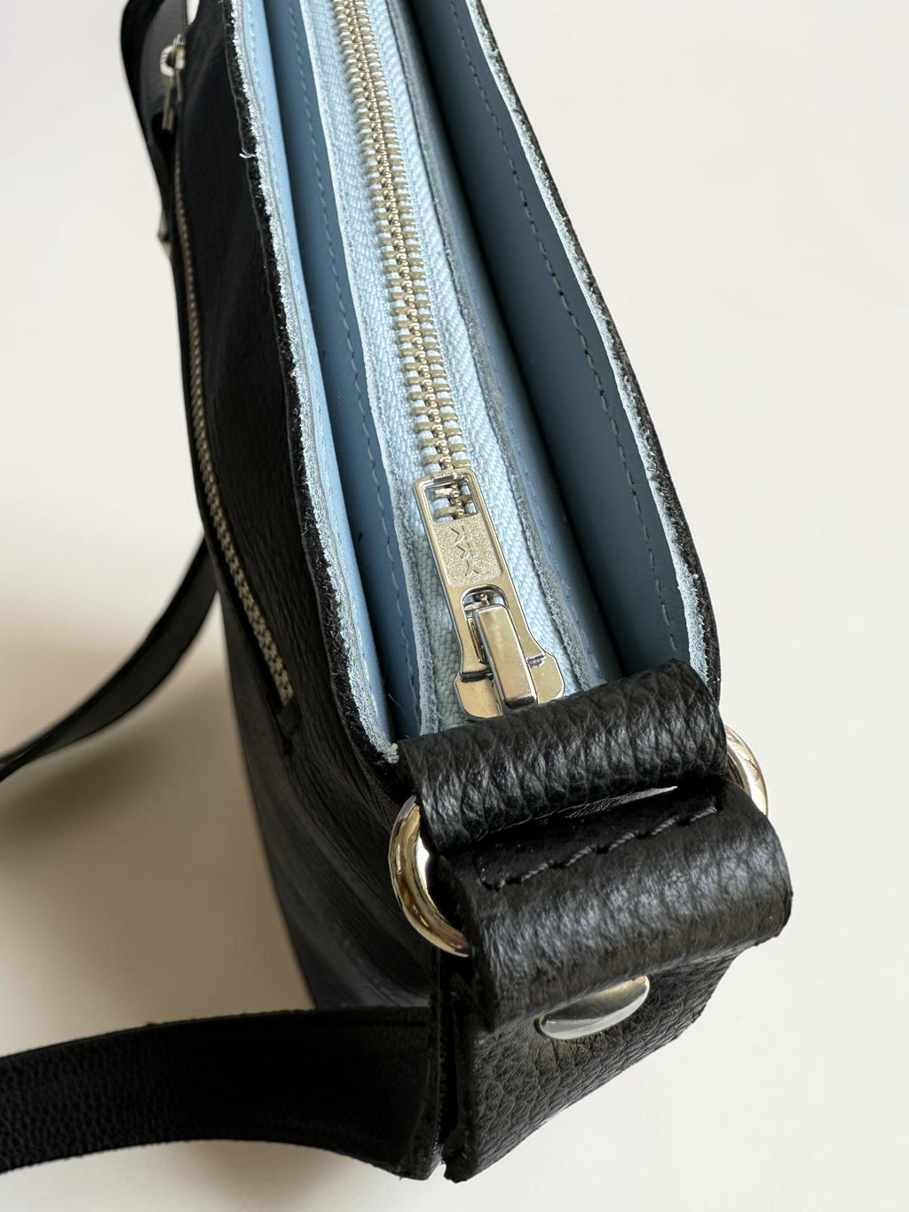 Handtas BiLLY antraciet met lichtblauwe details