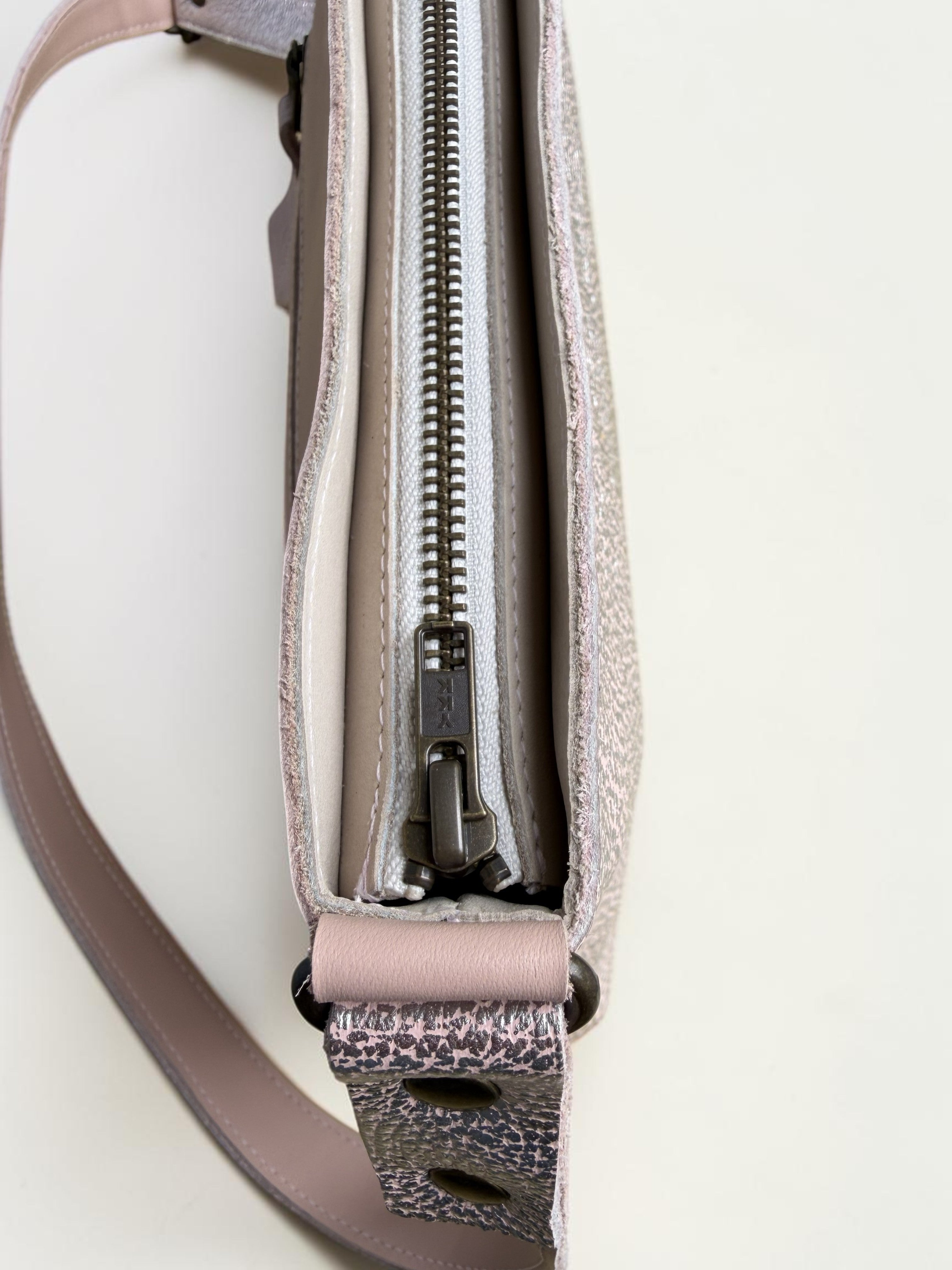 Handgemaakte leren schoudertas in nude en zilver metallic | LOT