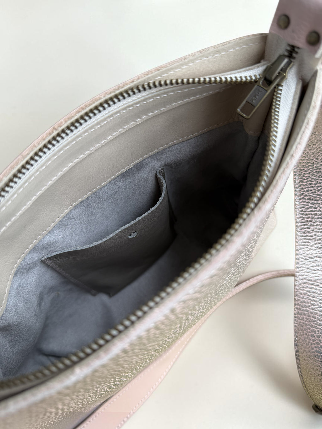 Handgemaakte leren schoudertas in nude en zilver metallic | LOT