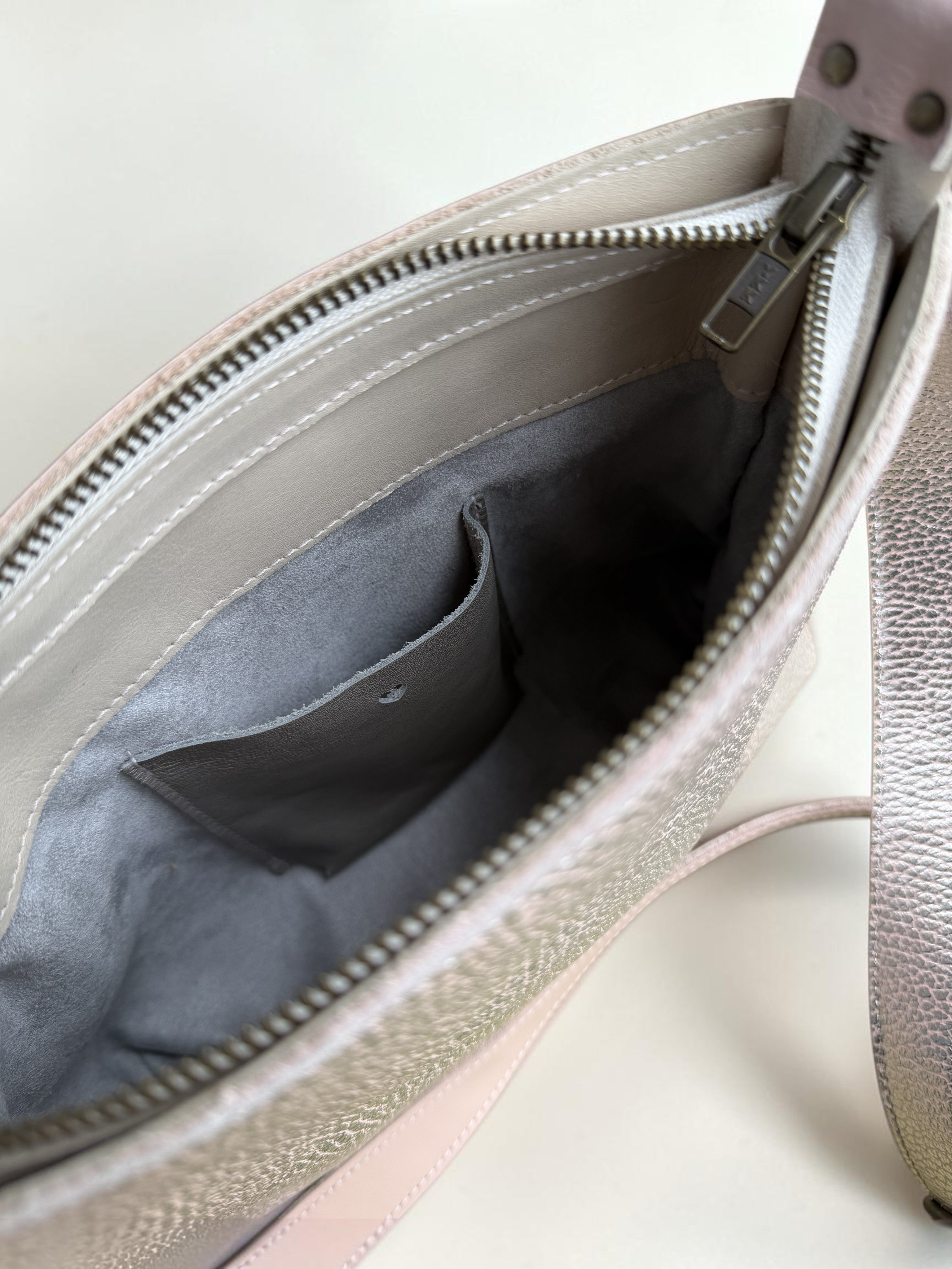 Handgemaakte leren schoudertas in nude en zilver metallic | LOT