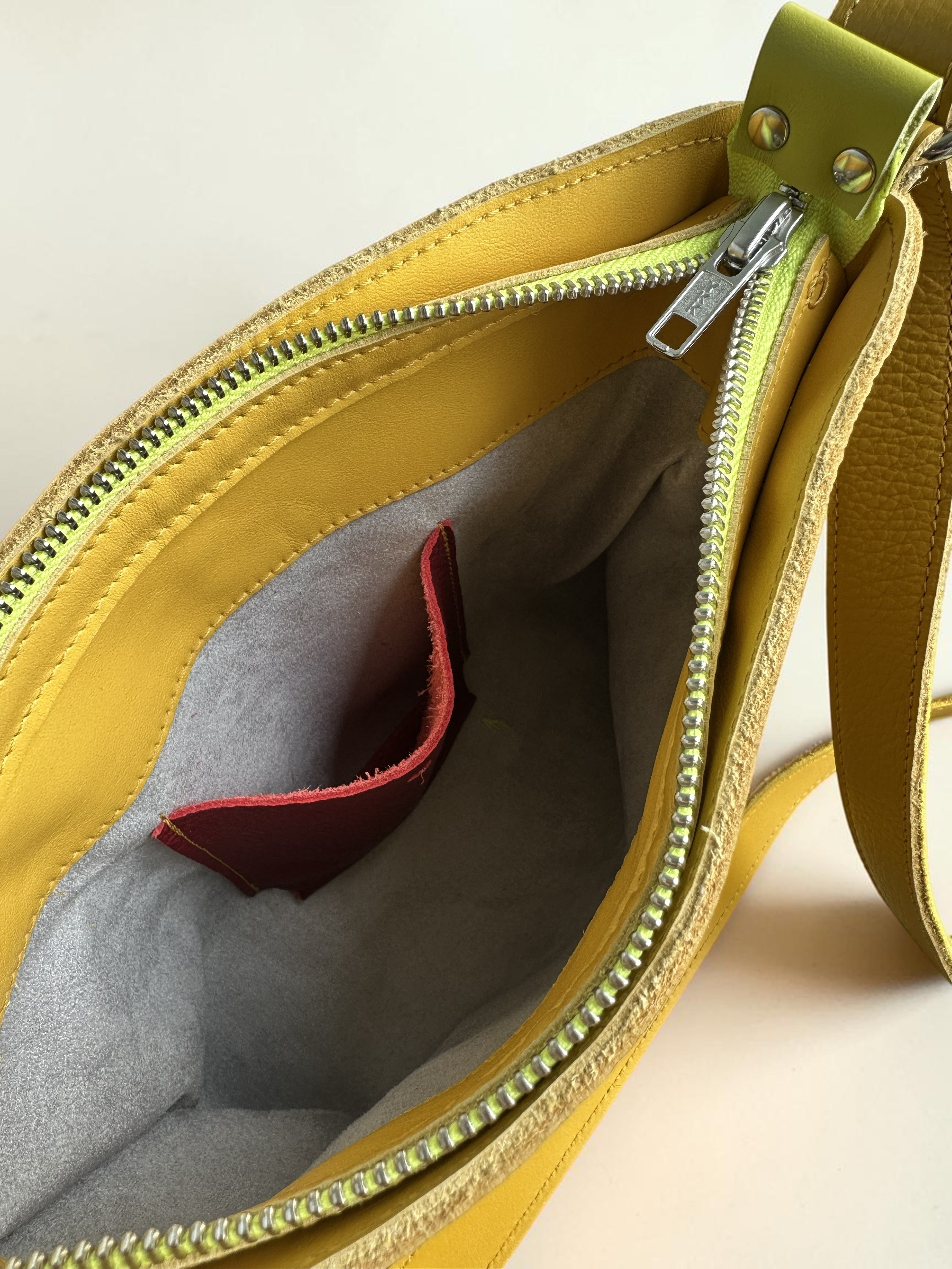 Schoudertas okergeel BiLLY met fluorgele rits