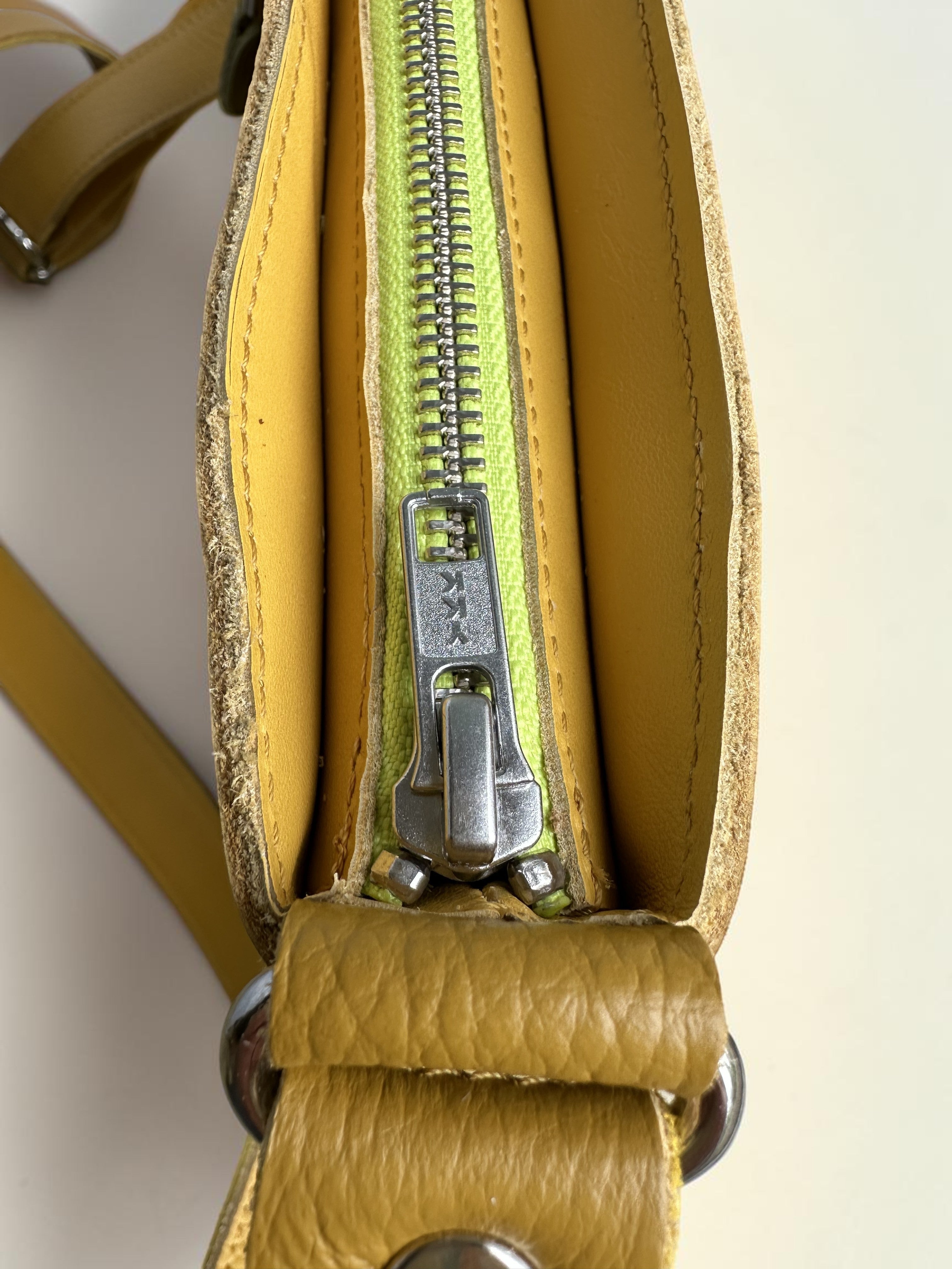 Schoudertas okergeel BiLLY met fluorgele rits