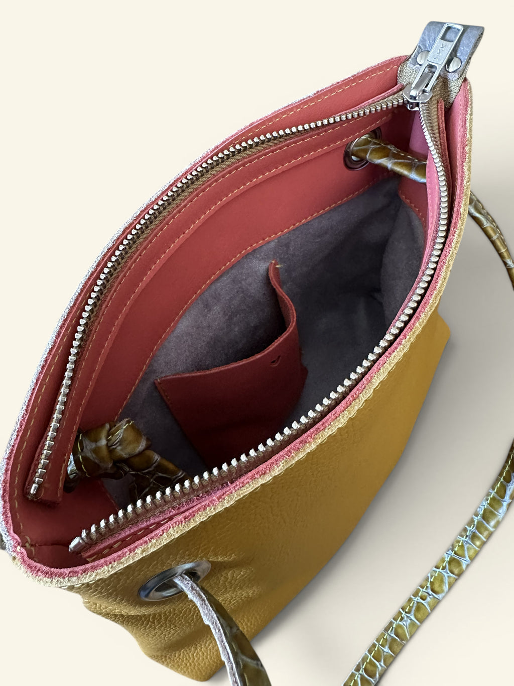 BiLLY handtas okergeel lever met roze accenten