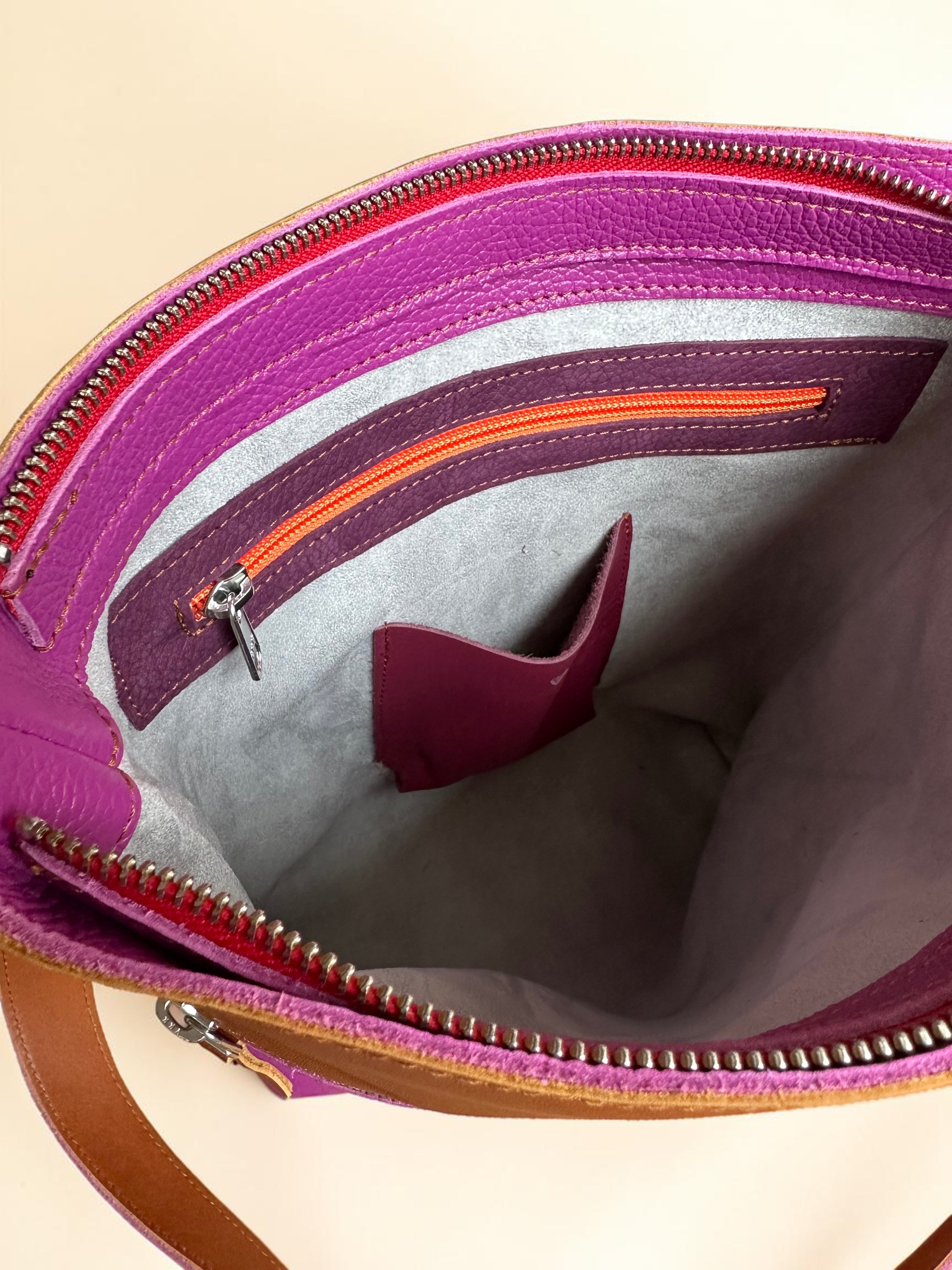 Handgemaakte leren schoudertas in paars en cognac van LOT tassen
