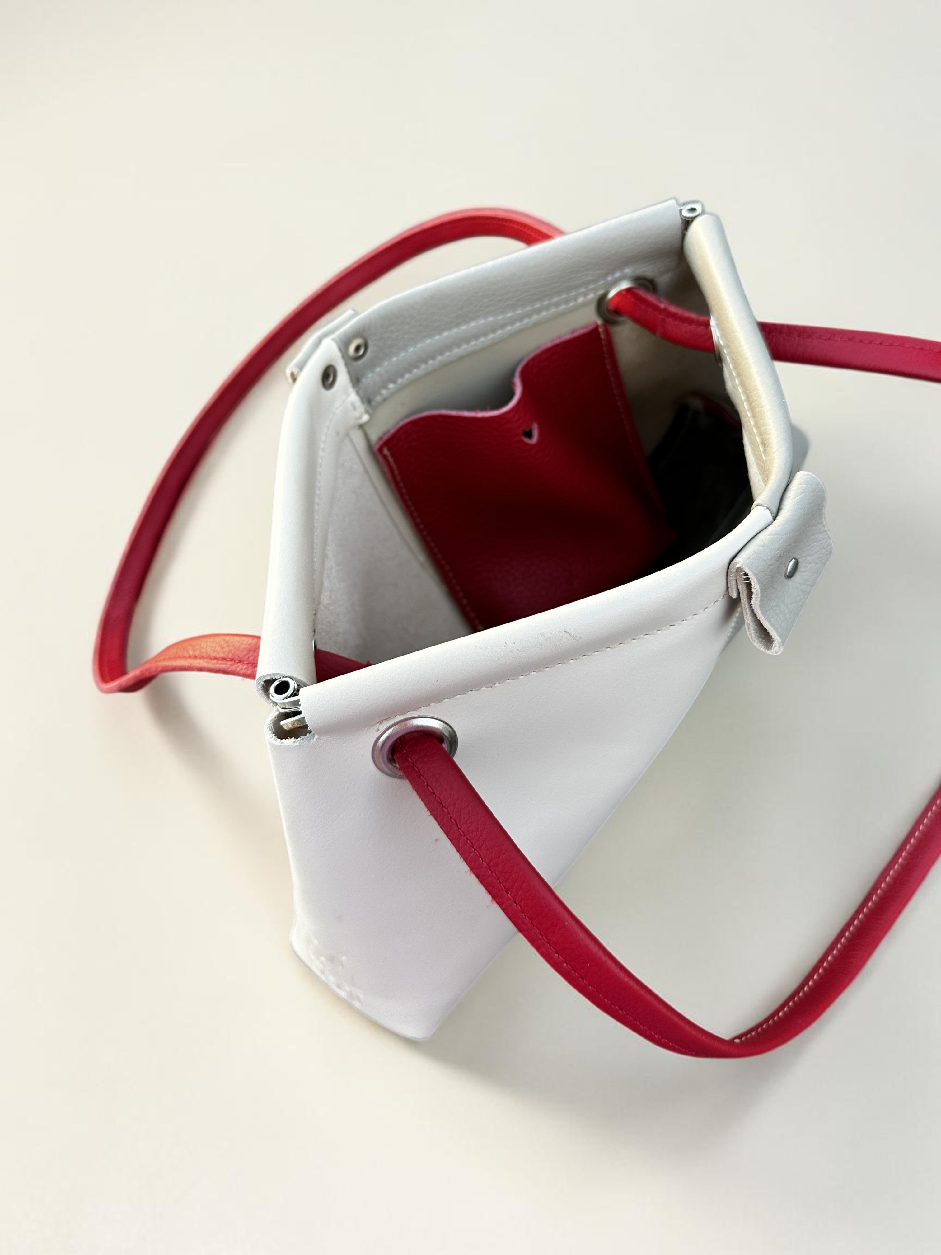 handtasje BOBBY wit / grijs met rode accenten
