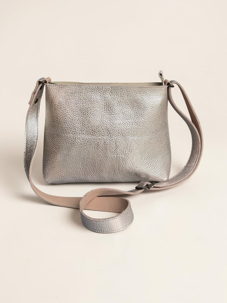 Handgemaakte leren schoudertas in nude en zilver metallic | LOT