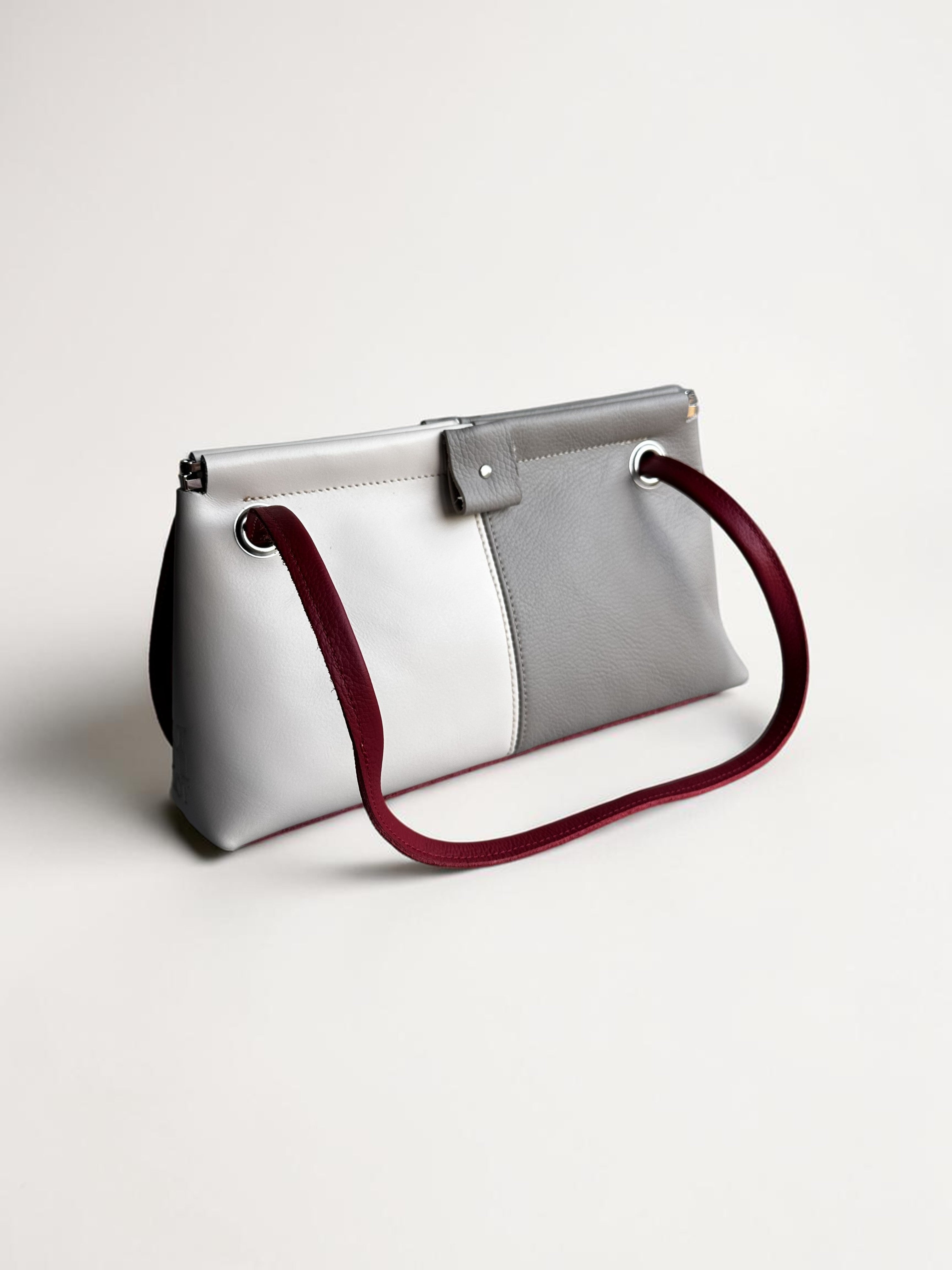 handtasje BOBBY wit / grijs met rode accenten