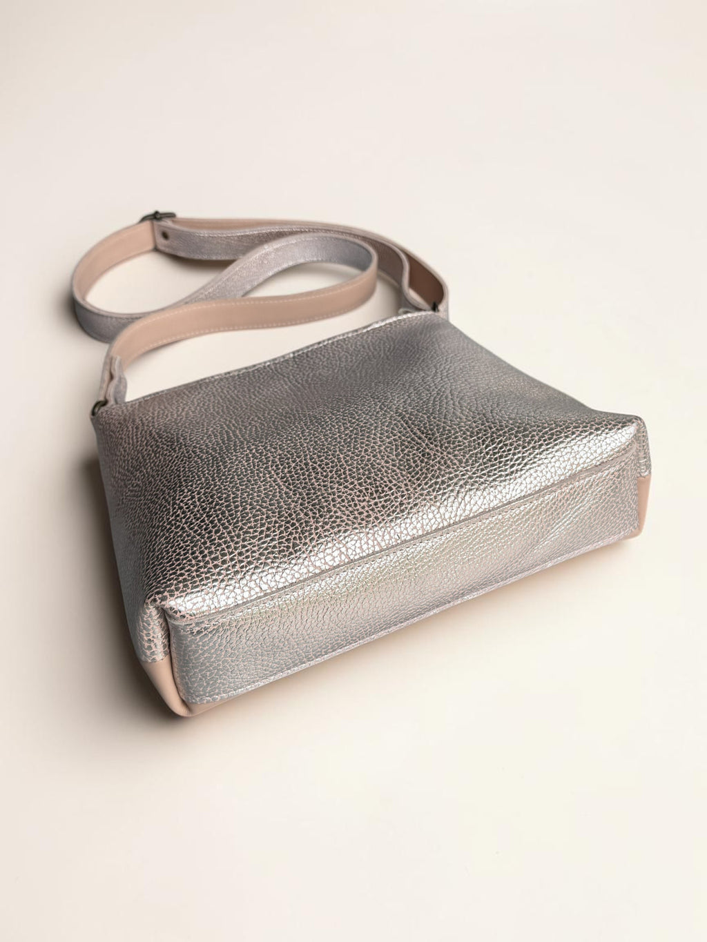 Handgemaakte leren schoudertas in nude en zilver metallic | LOT