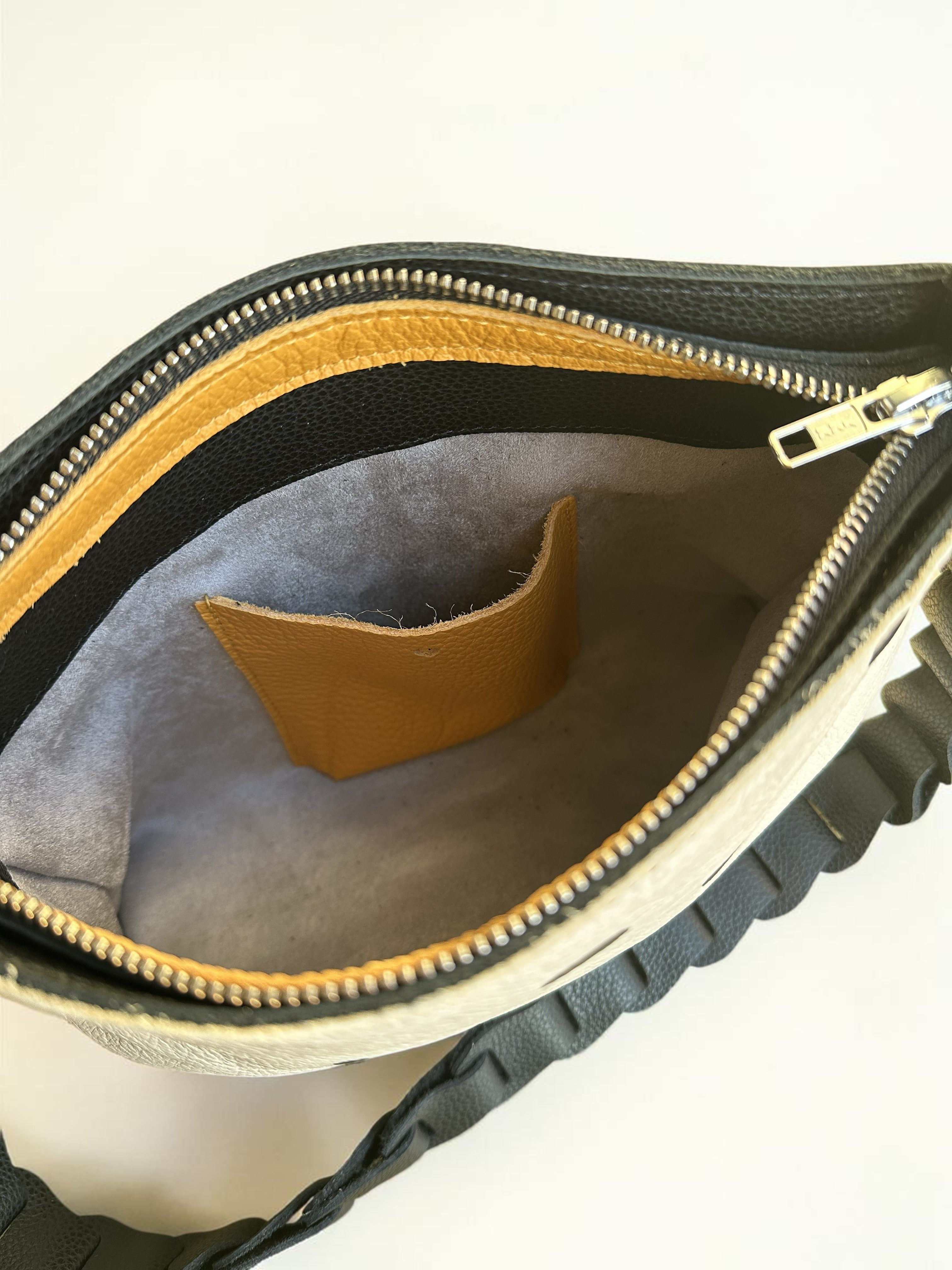 handgemaakte handtas creme / zwarte stippen