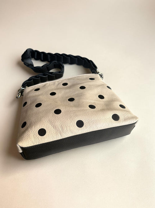 handgemaakte handtas creme / zwarte stippen