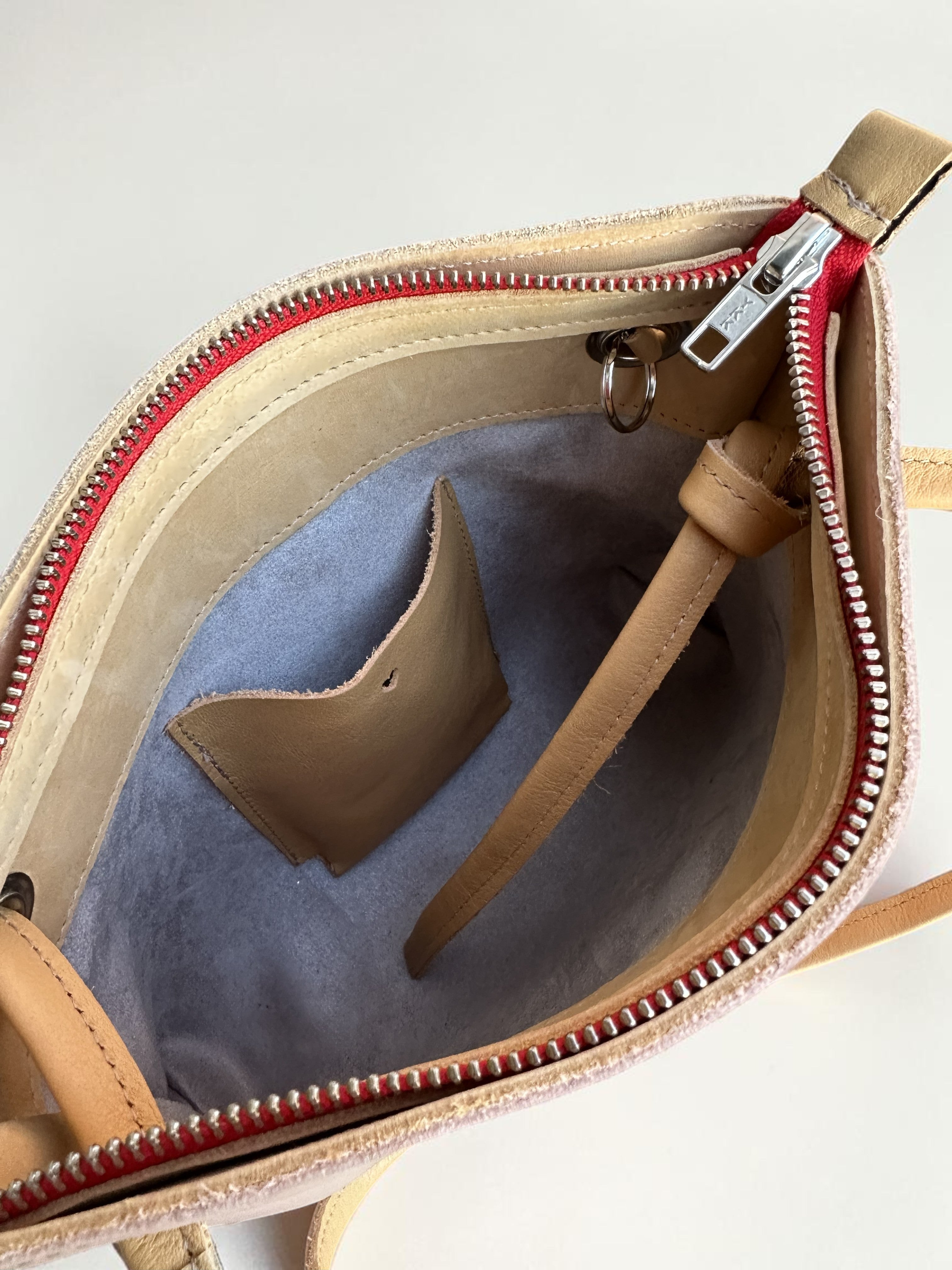 Handtas BiLLY zachtroze en grijs met rode rits en pastelgele accenten