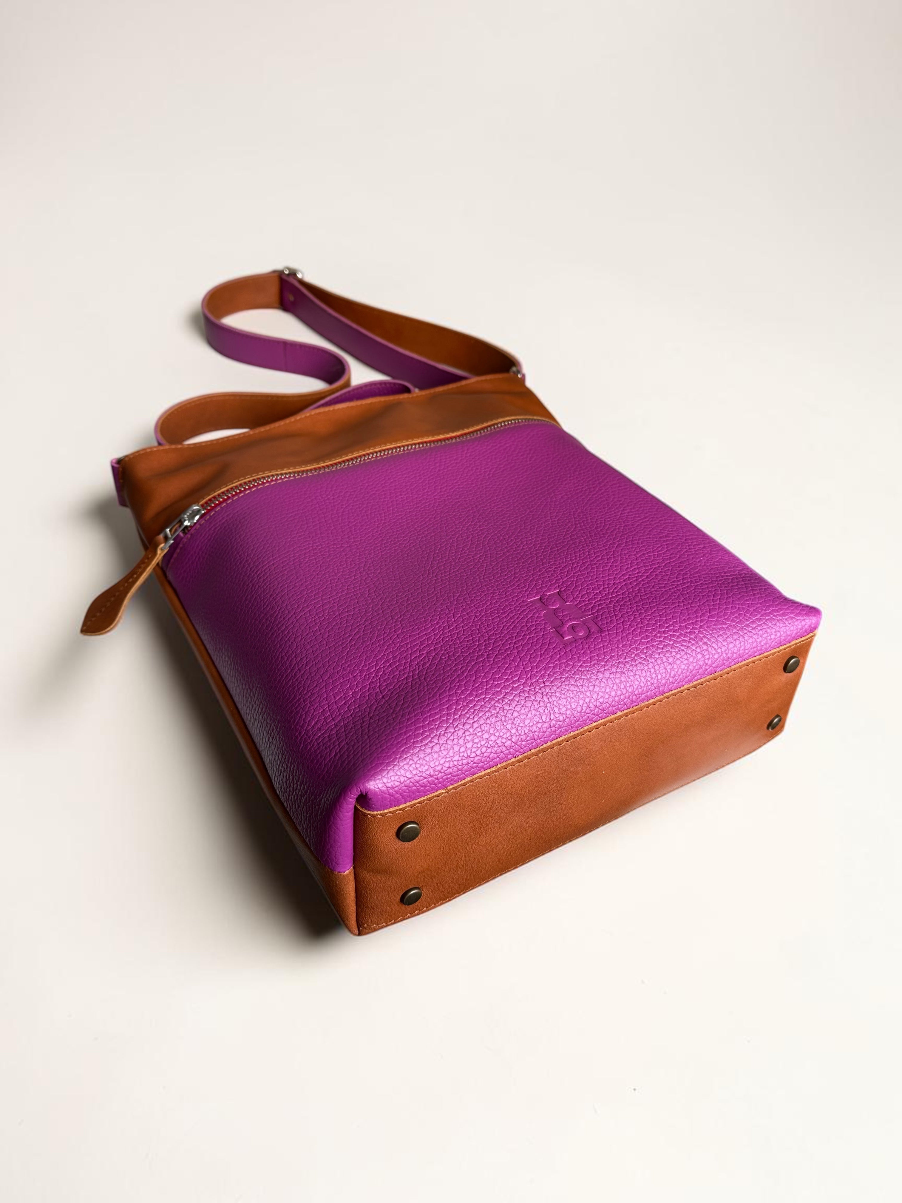 voorkant_leren_schoudertas_paars_cognac_LOT_tassen
