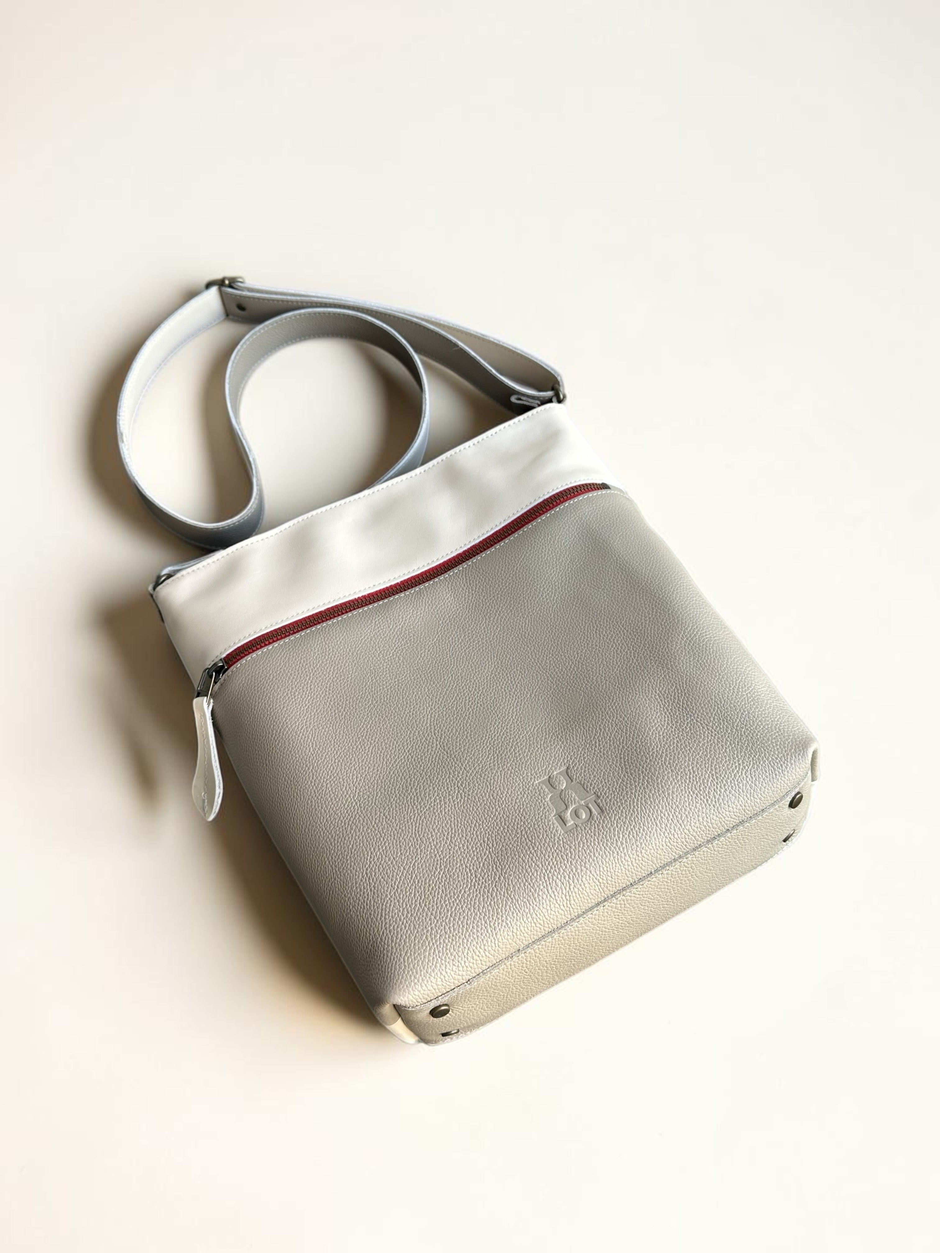 handgemaakte schoudertas SAMMY lever / creme met rode rits