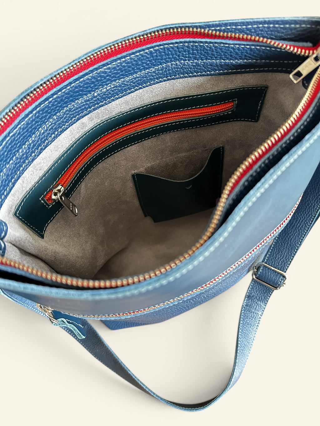 Handgemaakte schoudertas SAMMY blauw met rode rits