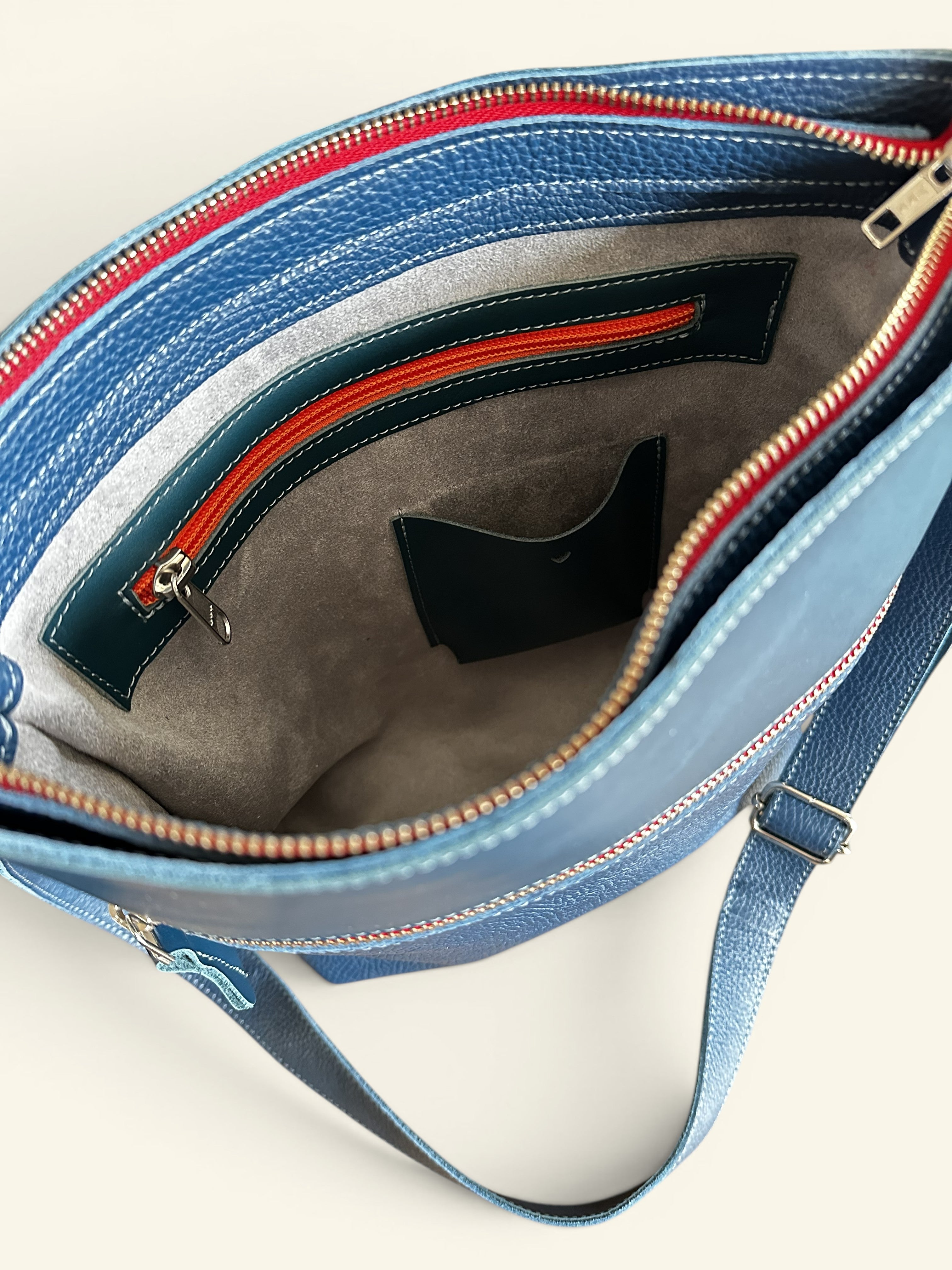 Handgemaakte schoudertas SAMMY blauw met rode rits