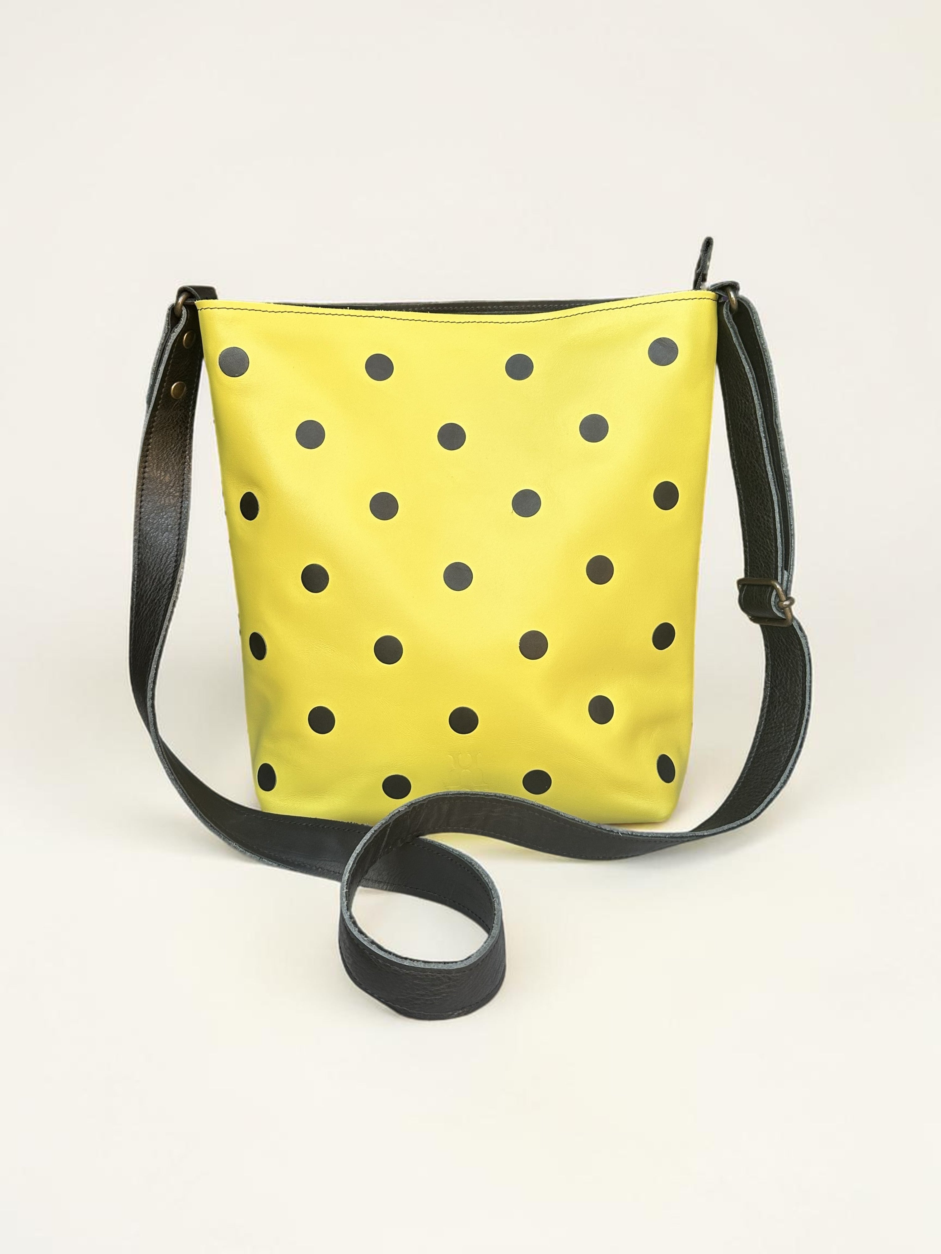 handgemaakte schoudertas geel met zwarte stippen