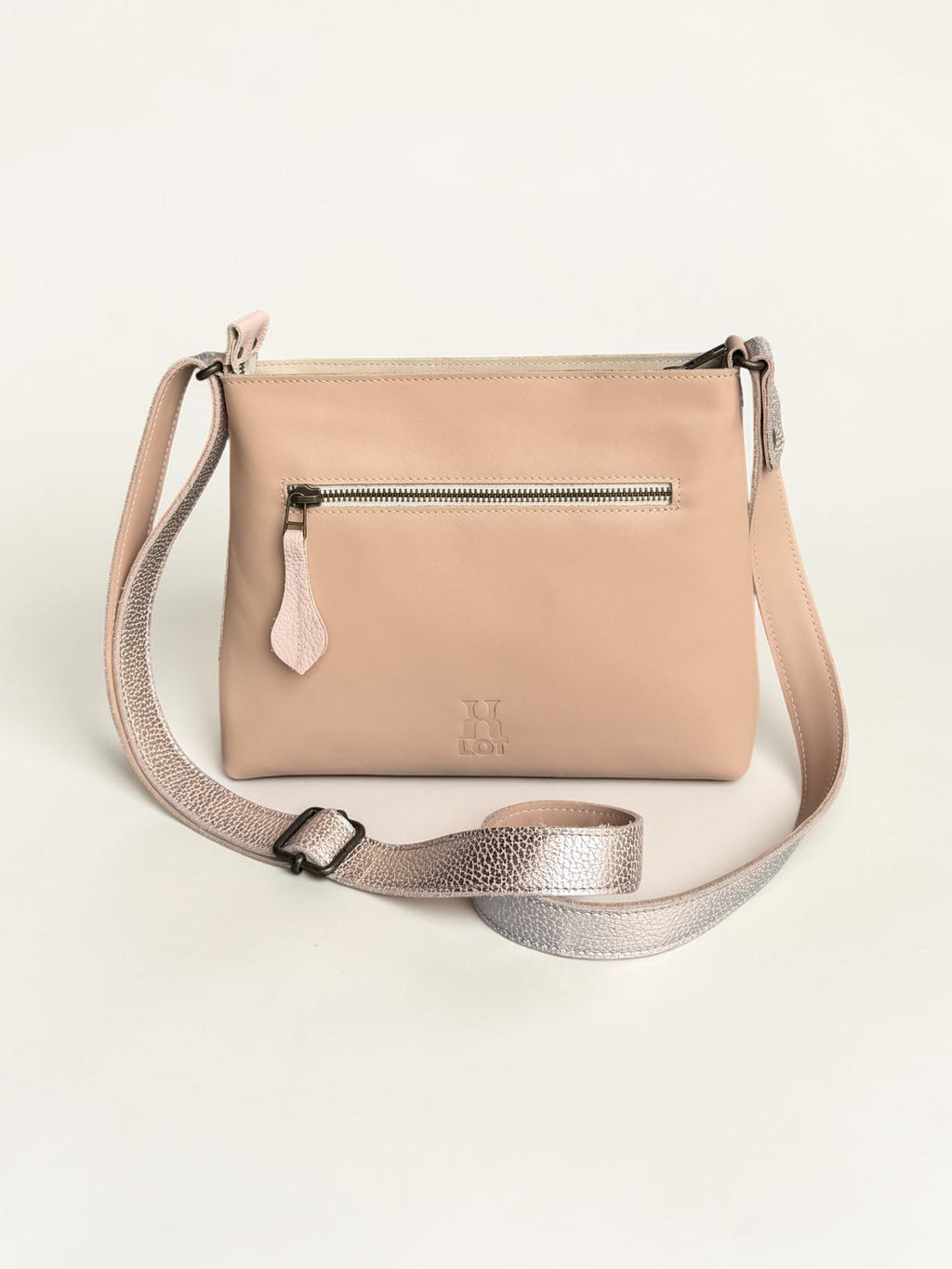 Handgemaakte leren schoudertas in nude en zilver metallic | LOT