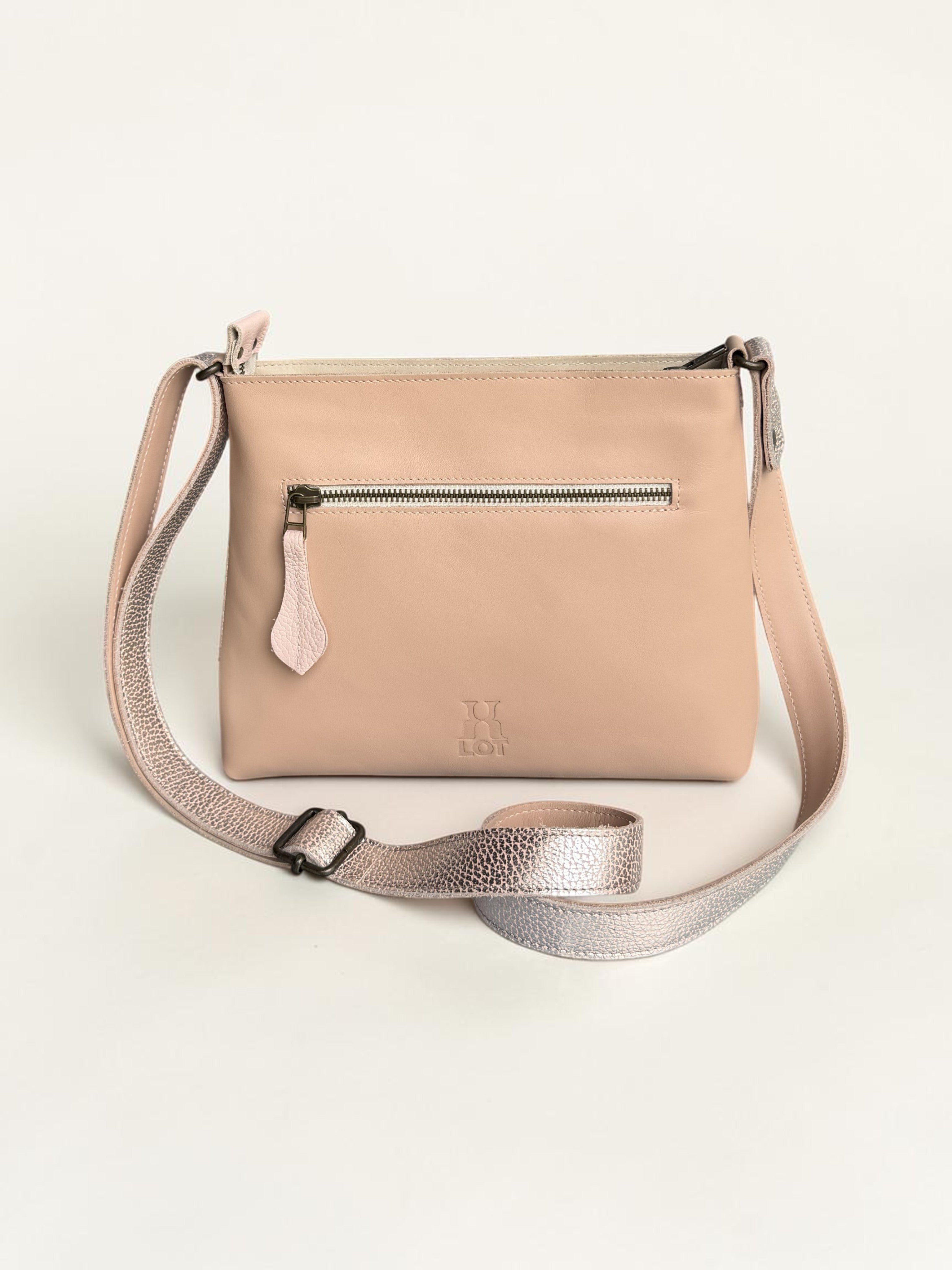 Handgemaakte leren schoudertas in nude en zilver metallic | LOT